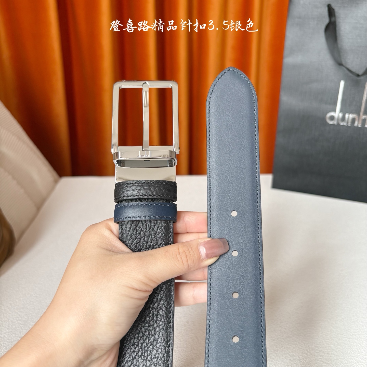 Dunhill登喜路35毫米双面皮带，可正反两面佩戴，搭配精品针扣，彰显经典男性魅力。