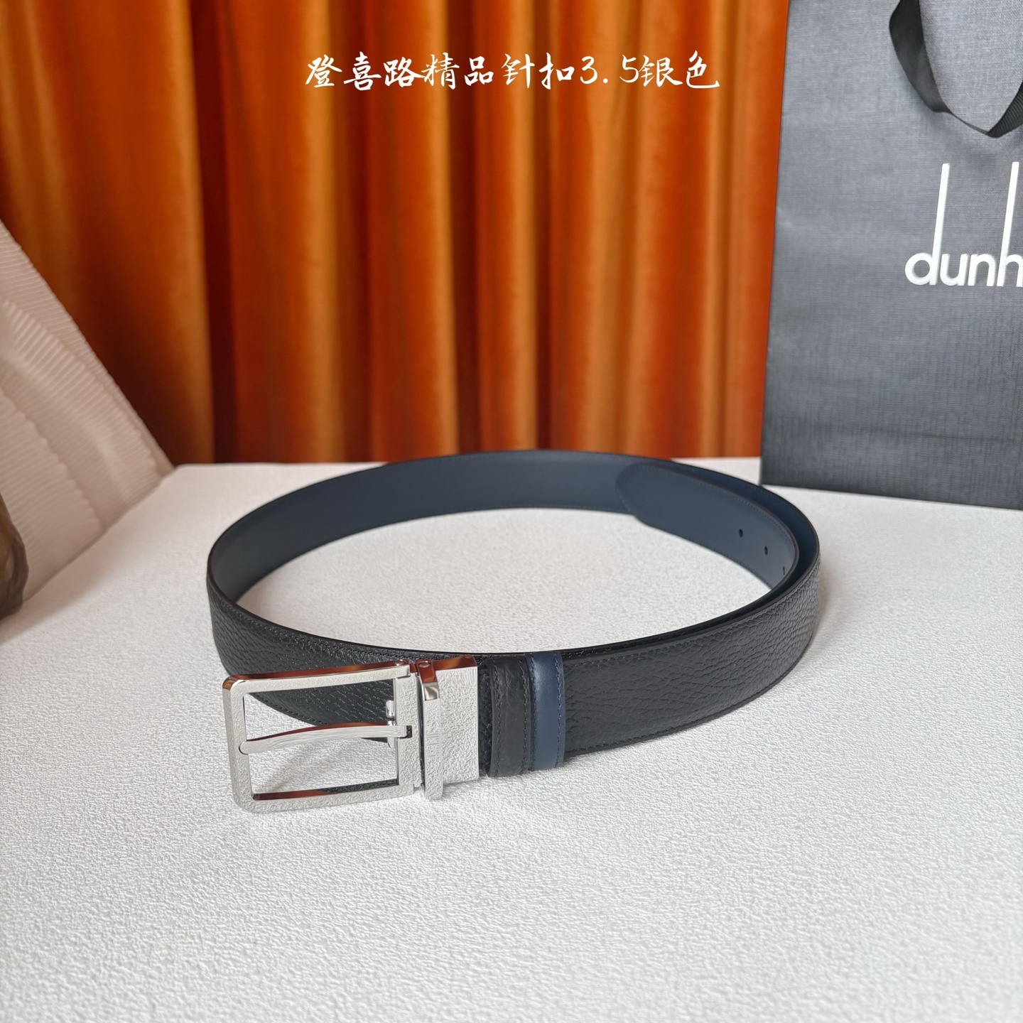 Dunhill登喜路35毫米双面皮带，可正反两面佩戴，搭配精品针扣，彰显经典男性魅力。