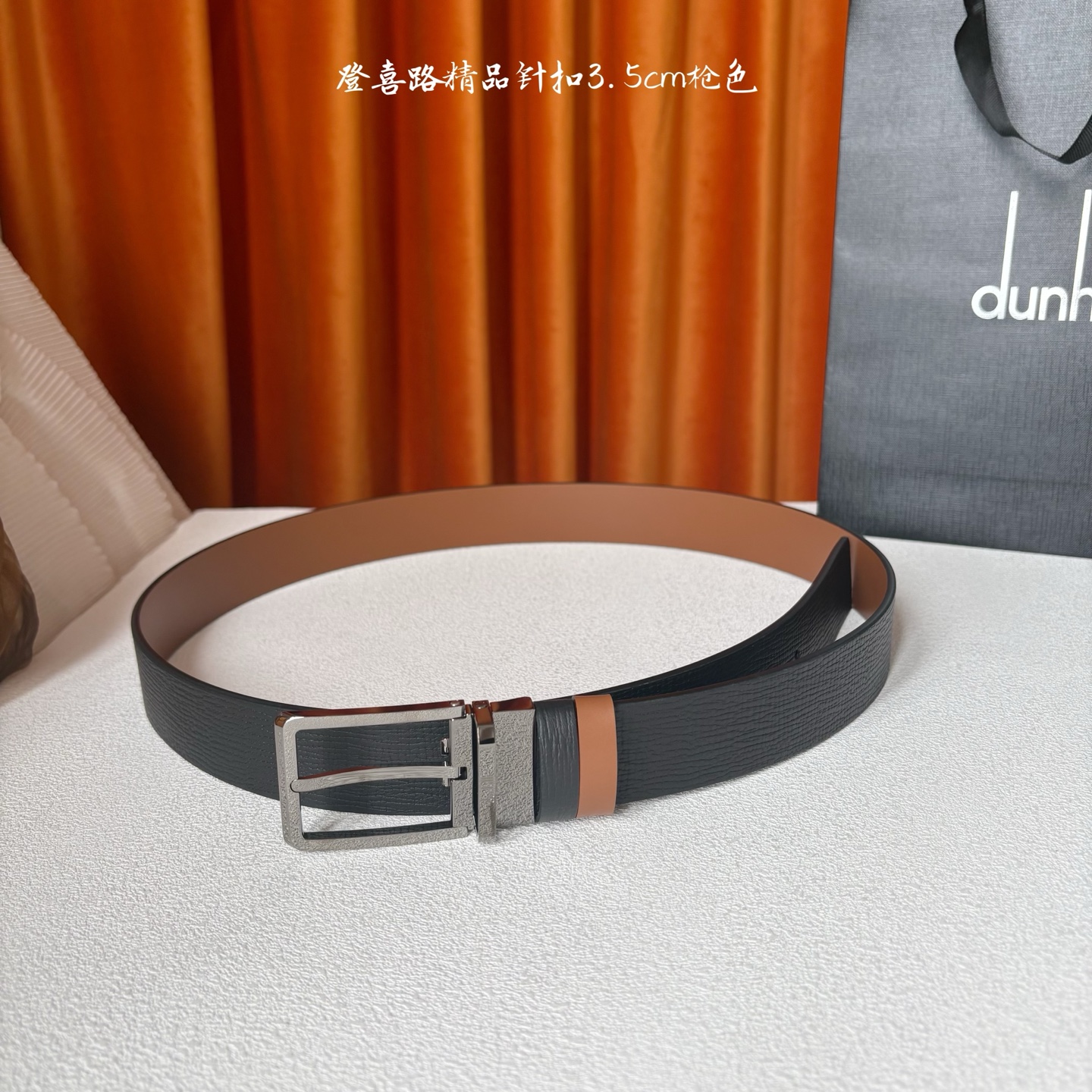 Dunhill登喜路35毫米双面皮带，可正反两面佩戴，搭配精品针扣，彰显经典男性魅力。