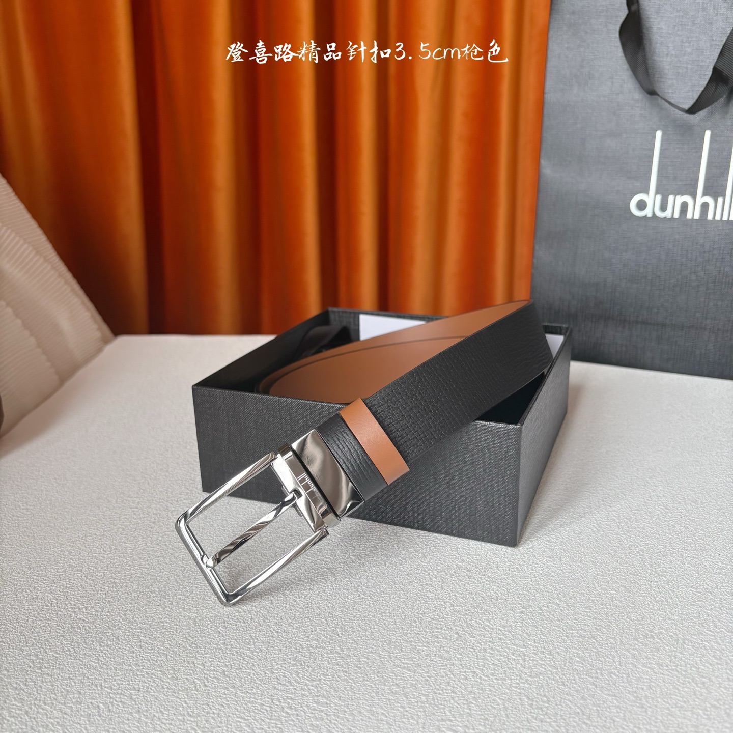 Dunhill登喜路35毫米双面皮带，可正反两面佩戴，搭配精品针扣，彰显经典男性魅力。