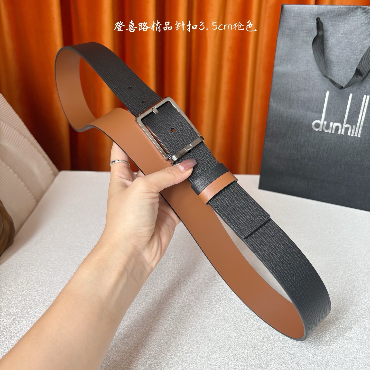 Dunhill登喜路35毫米双面皮带，可正反两面佩戴，搭配精品针扣，彰显经典男性魅力。