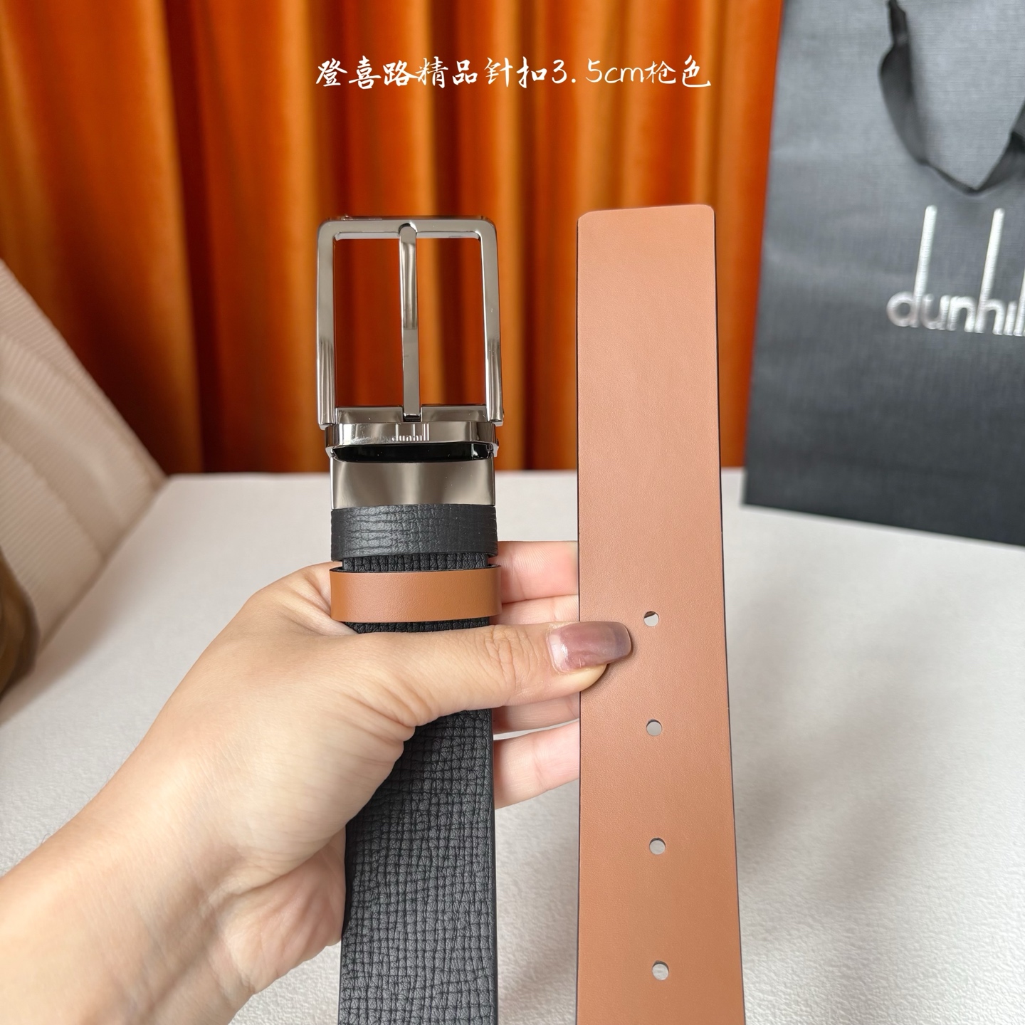 Dunhill登喜路35毫米双面皮带，可正反两面佩戴，搭配精品针扣，彰显经典男性魅力。