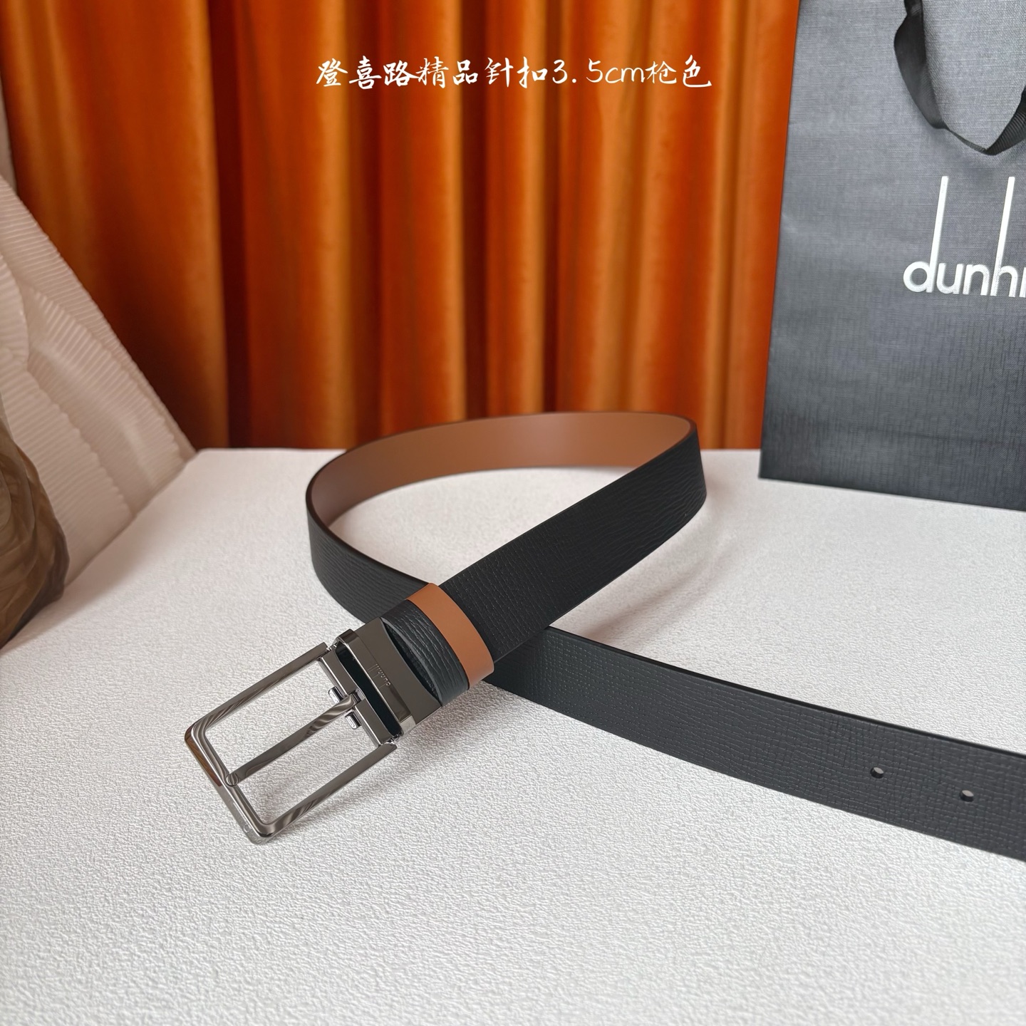 Dunhill登喜路35毫米双面皮带，可正反两面佩戴，搭配精品针扣，彰显经典男性魅力。