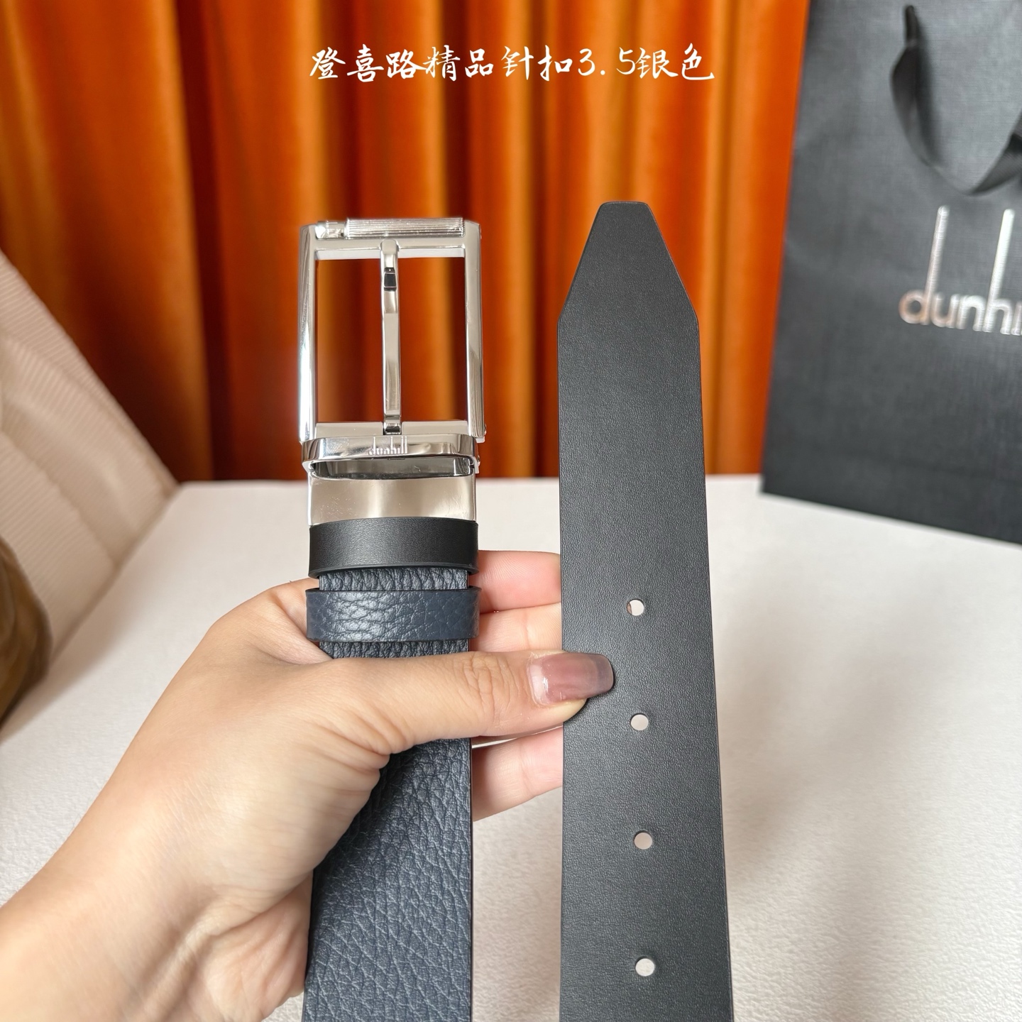 Dunhill登喜路35毫米双面皮带，可正反两面佩戴，搭配滚轮式针扣，彰显经典男性魅力。