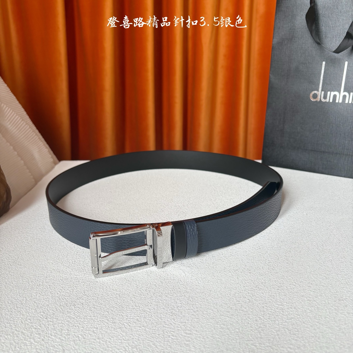 Dunhill登喜路35毫米双面皮带，可正反两面佩戴，搭配滚轮式针扣，彰显经典男性魅力。