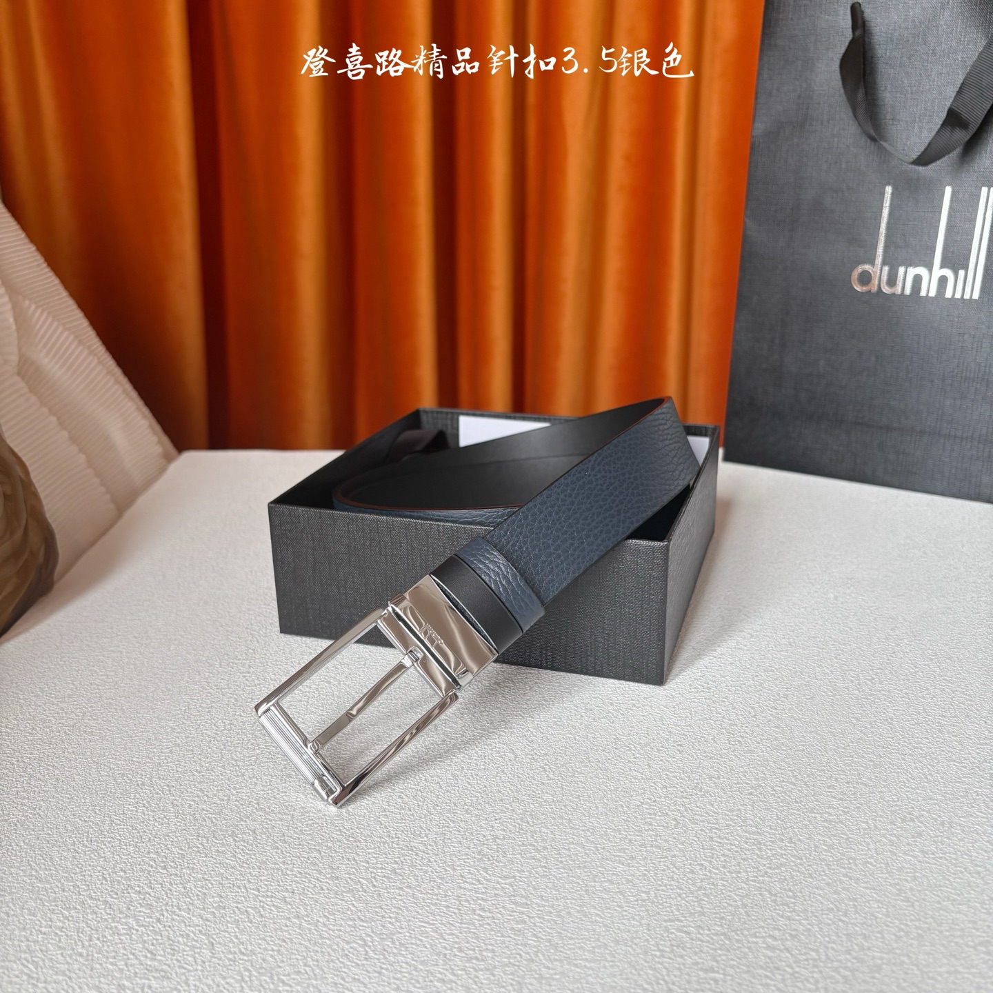 Dunhill登喜路35毫米双面皮带，可正反两面佩戴，搭配滚轮式针扣，彰显经典男性魅力。