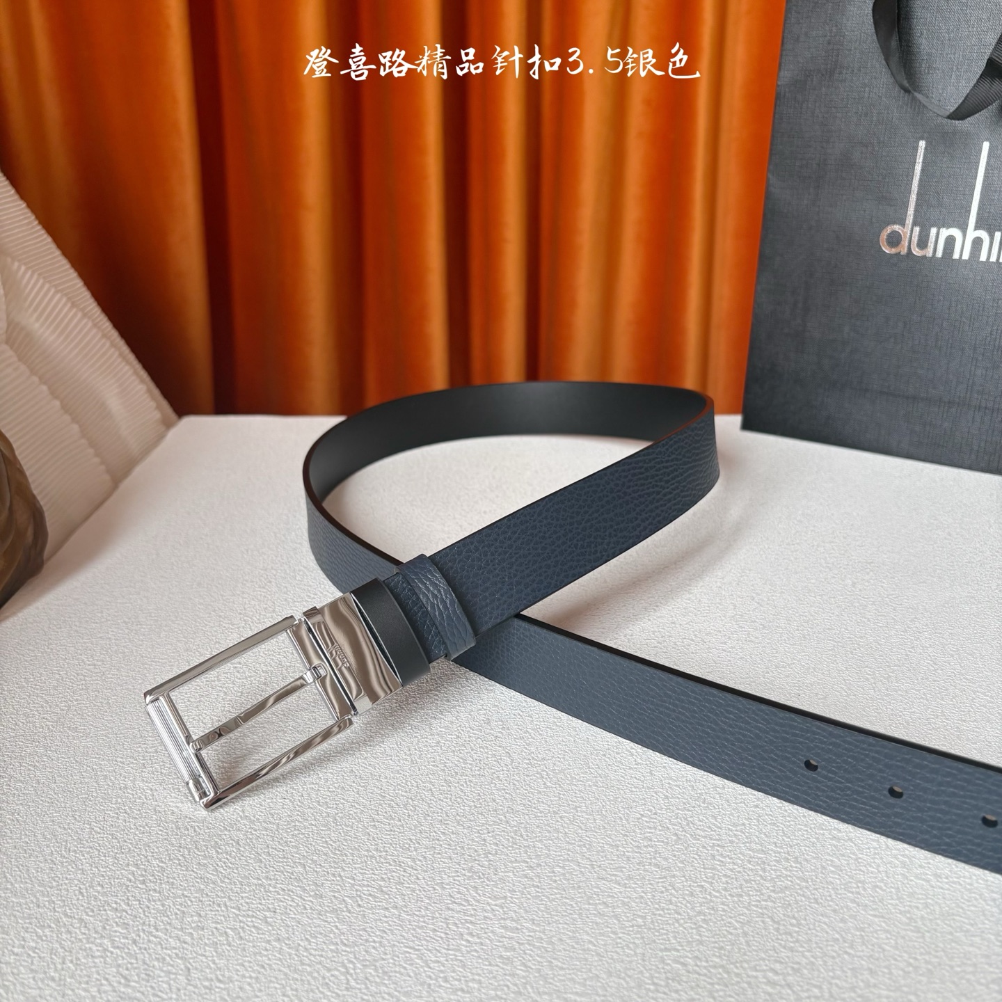 Dunhill登喜路35毫米双面皮带，可正反两面佩戴，搭配滚轮式针扣，彰显经典男性魅力。