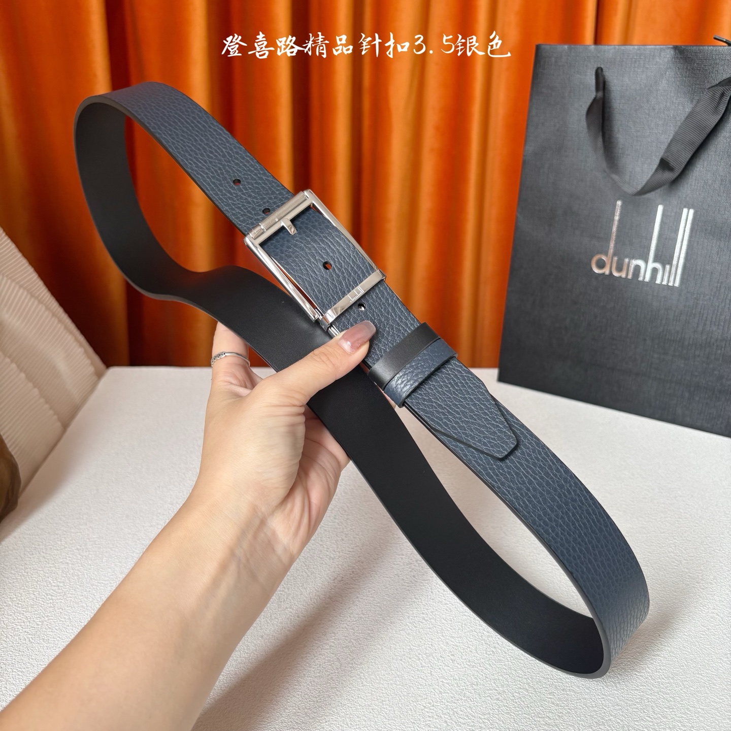 Dunhill登喜路35毫米双面皮带，可正反两面佩戴，搭配滚轮式针扣，彰显经典男性魅力。