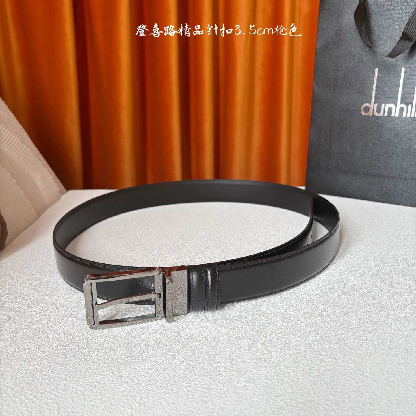 Dunhill登喜路35毫米双面皮带，可正反两面佩戴，搭配滚轮式针扣，彰显经典男性魅力。