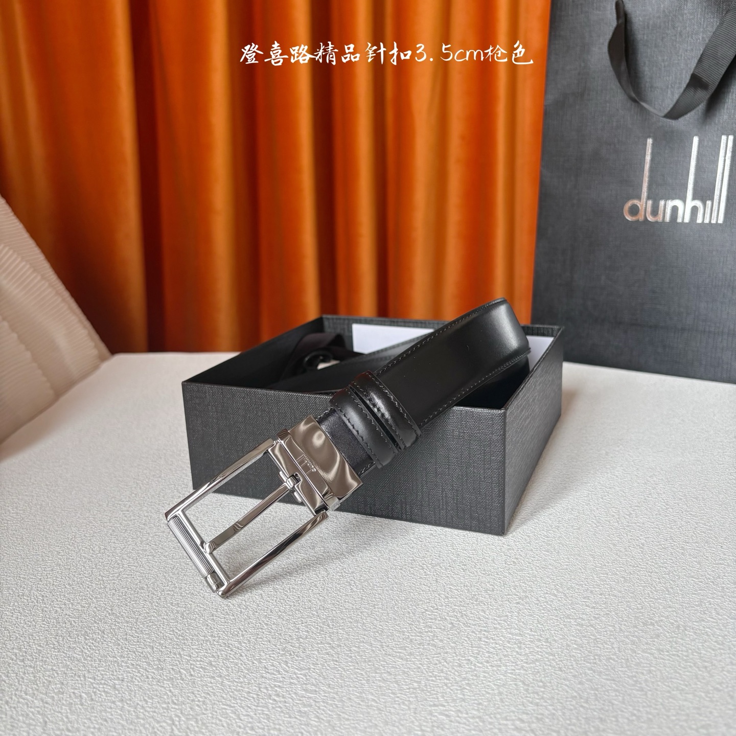 Dunhill登喜路35毫米双面皮带，可正反两面佩戴，搭配滚轮式针扣，彰显经典男性魅力。