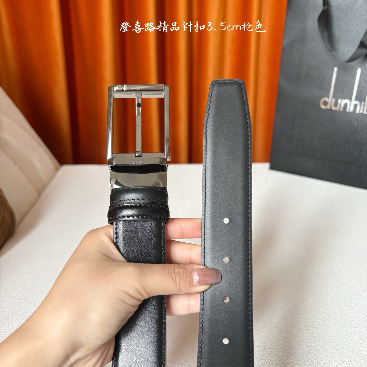 Dunhill登喜路35毫米双面皮带，可正反两面佩戴，搭配滚轮式针扣，彰显经典男性魅力。