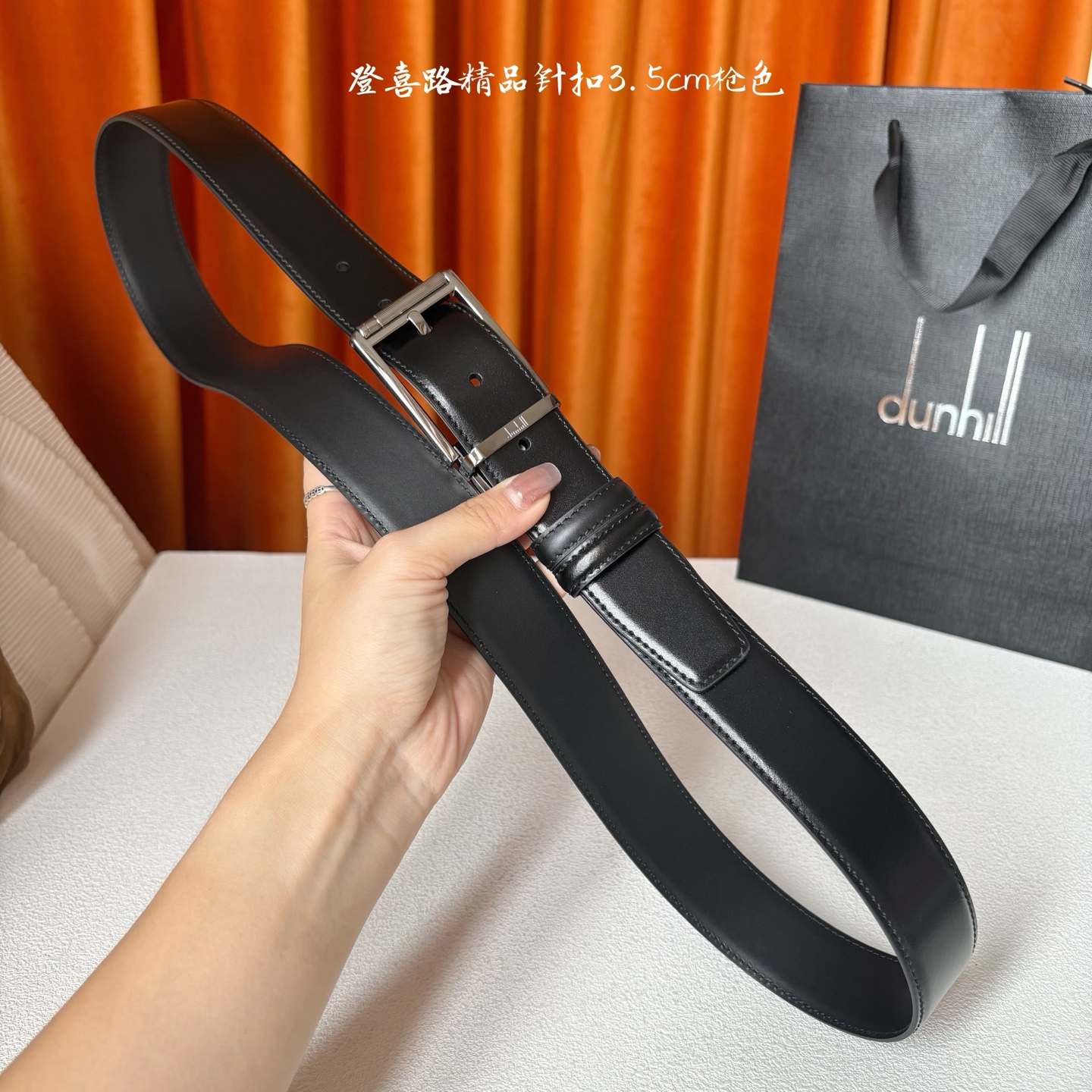 Dunhill登喜路35毫米双面皮带，可正反两面佩戴，搭配滚轮式针扣，彰显经典男性魅力。