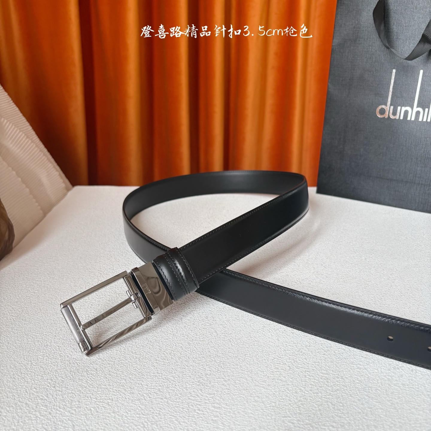 Dunhill登喜路35毫米双面皮带，可正反两面佩戴，搭配滚轮式针扣，彰显经典男性魅力。