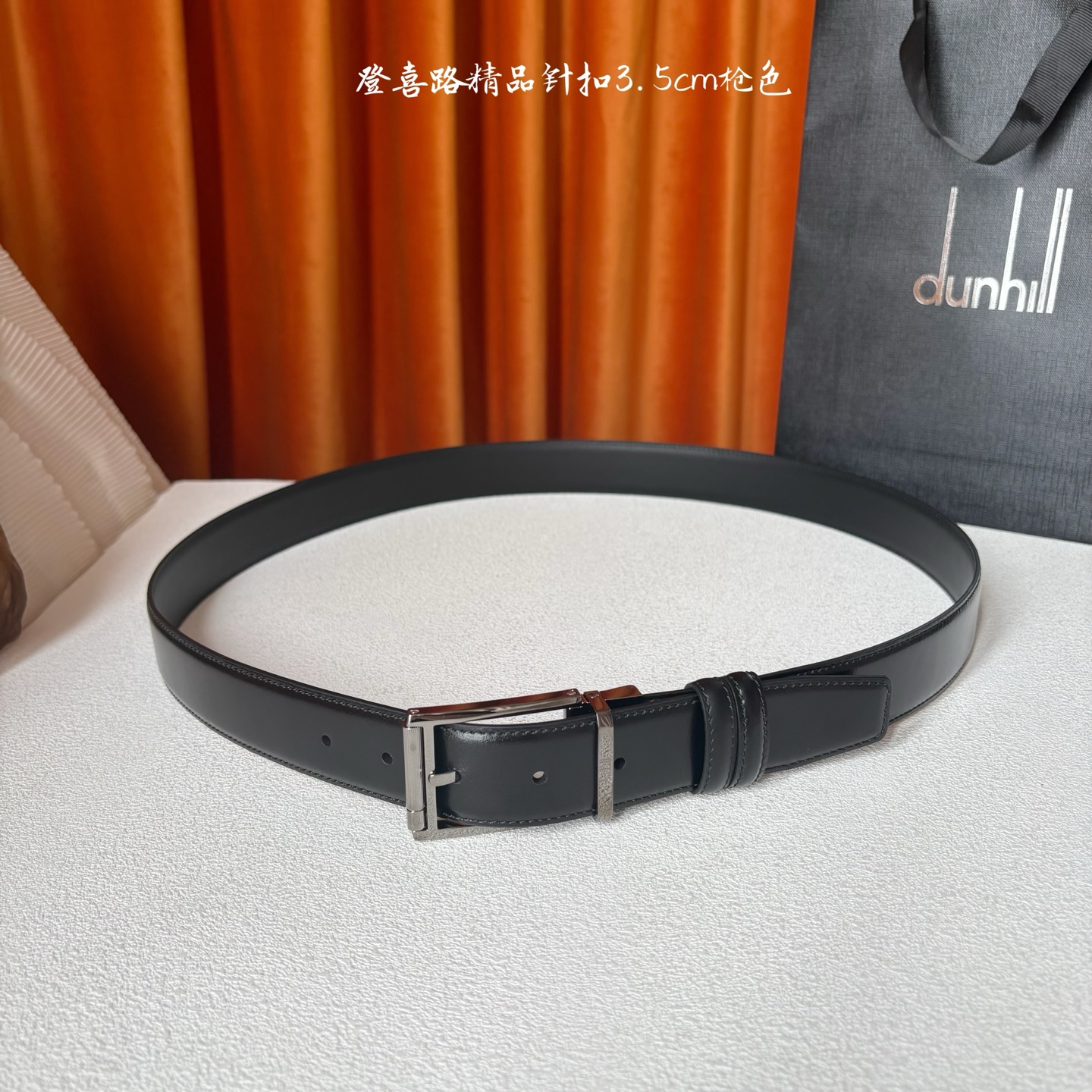Dunhill登喜路35毫米双面皮带，可正反两面佩戴，搭配滚轮式针扣，彰显经典男性魅力。
