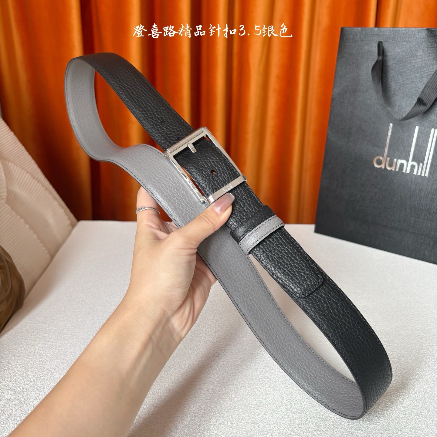 Dunhill登喜路35毫米双面皮带，可正反两面佩戴，搭配精品针扣，彰显经典男性魅力。