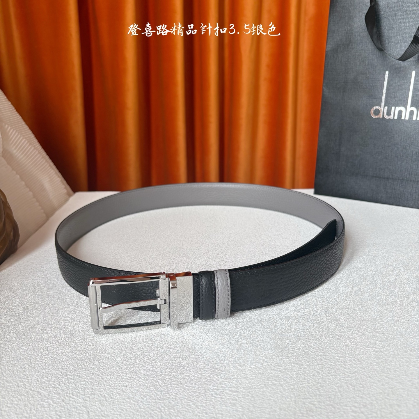 Dunhill登喜路35毫米双面皮带，可正反两面佩戴，搭配精品针扣，彰显经典男性魅力。