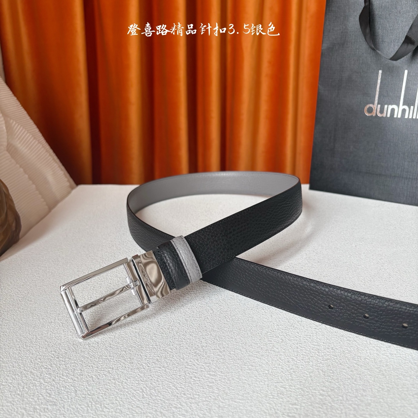 Dunhill登喜路35毫米双面皮带，可正反两面佩戴，搭配精品针扣，彰显经典男性魅力。