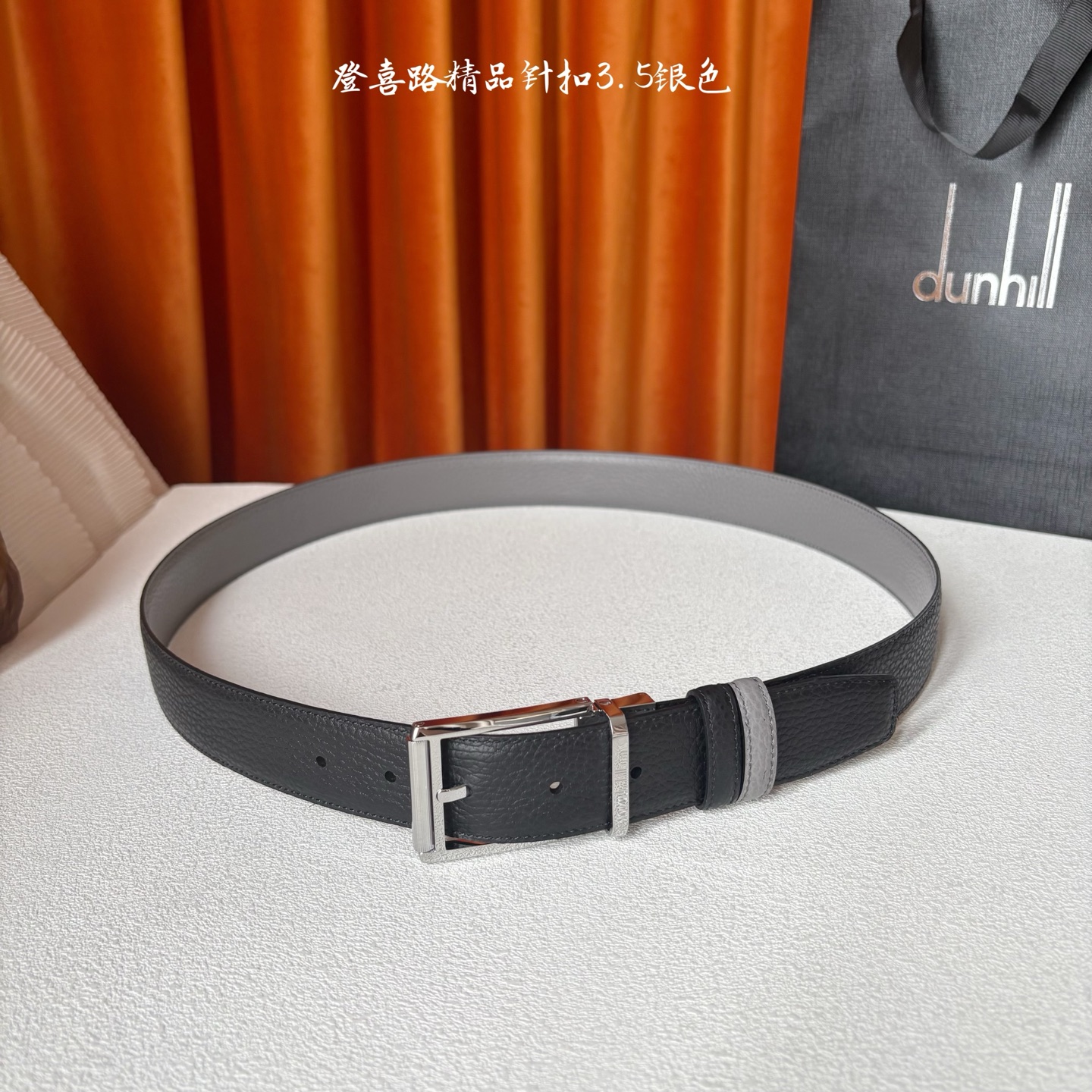 Dunhill登喜路35毫米双面皮带，可正反两面佩戴，搭配精品针扣，彰显经典男性魅力。
