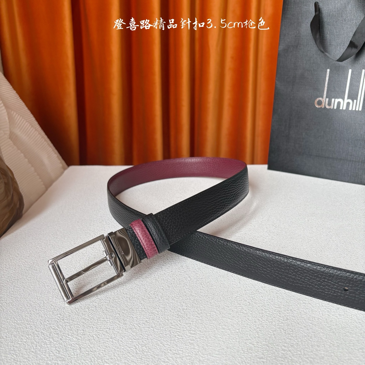 Dunhill登喜路35毫米双面皮带，可正反两面佩戴，搭配精品针扣，彰显经典男性魅力。