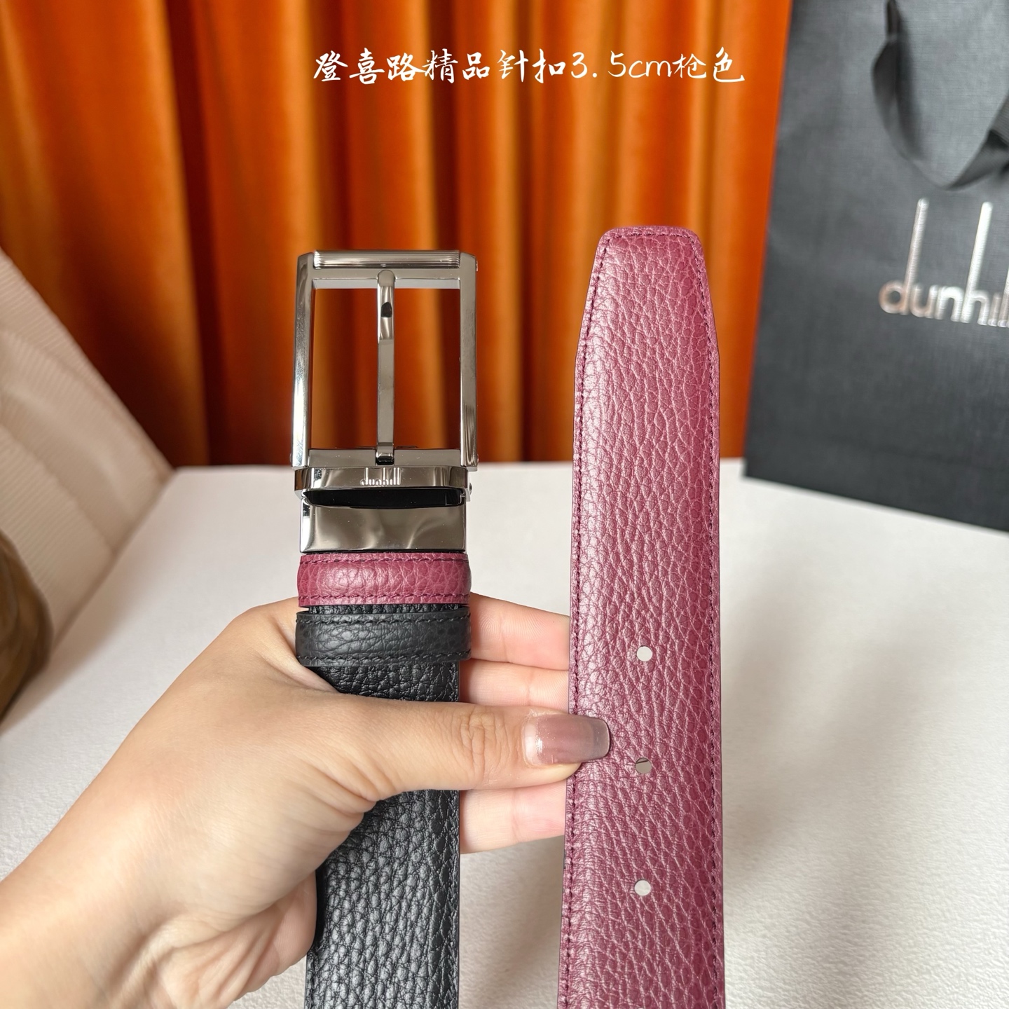 Dunhill登喜路35毫米双面皮带，可正反两面佩戴，搭配精品针扣，彰显经典男性魅力。
