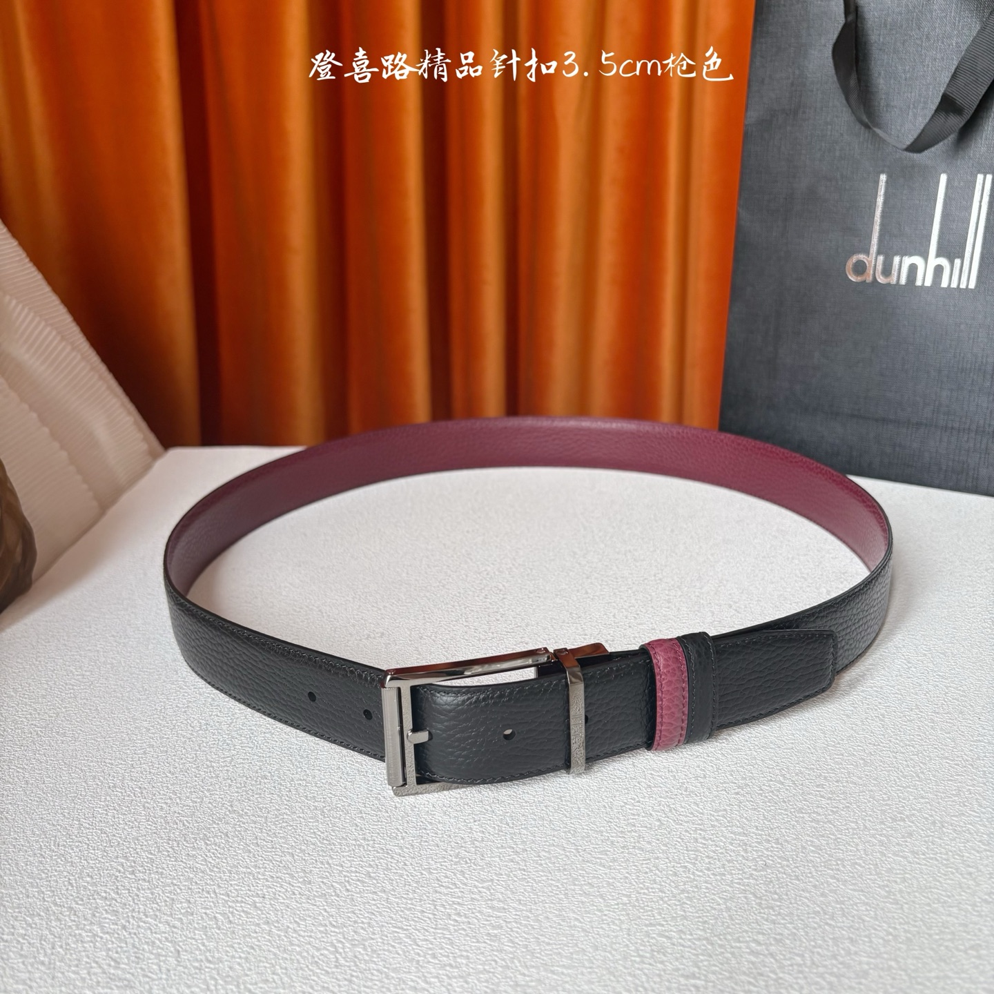 Dunhill登喜路35毫米双面皮带，可正反两面佩戴，搭配精品针扣，彰显经典男性魅力。