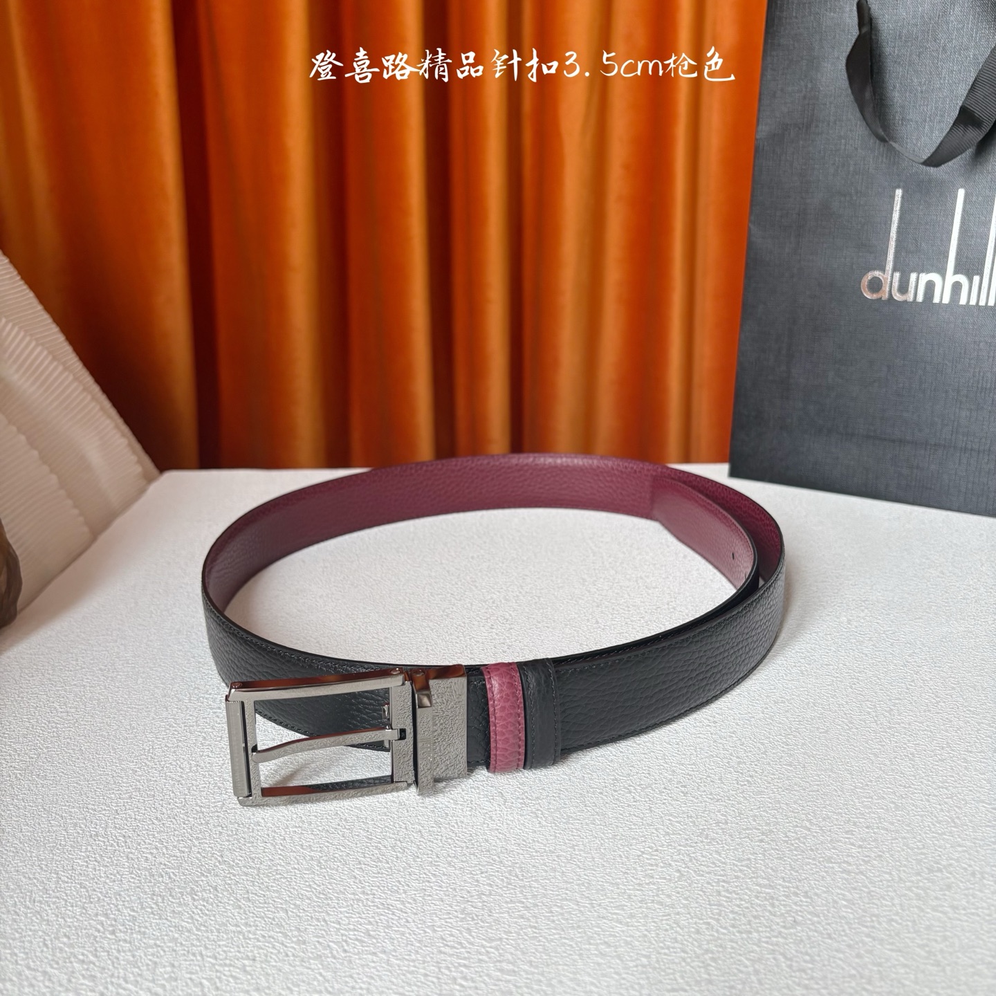 Dunhill登喜路35毫米双面皮带，可正反两面佩戴，搭配精品针扣，彰显经典男性魅力。