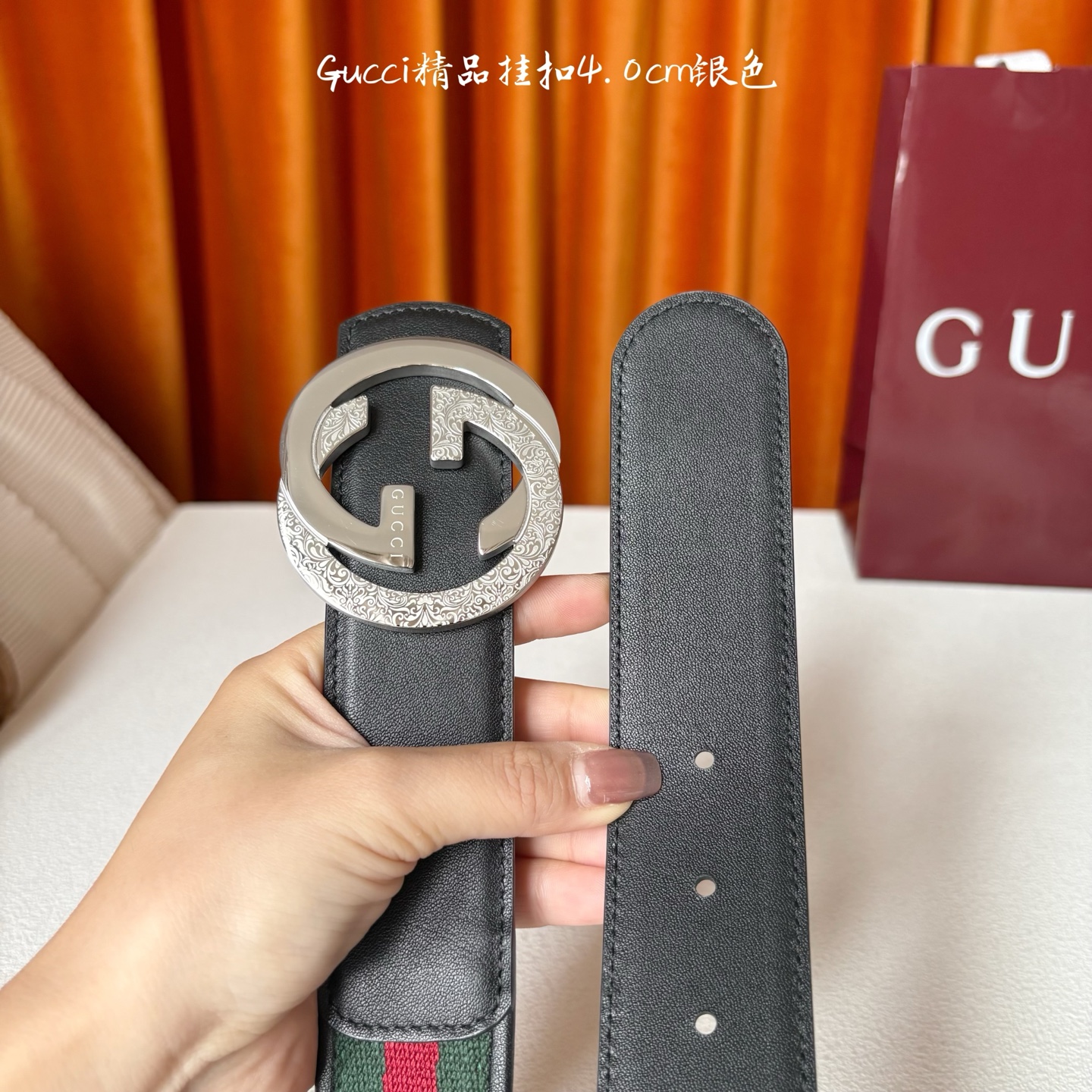 Gucci2025秋冬新作，这款腰带采用红绿织带与黑色牛皮革，搭配可拆卸互扣式双G搭扣，双面可用，潮流时