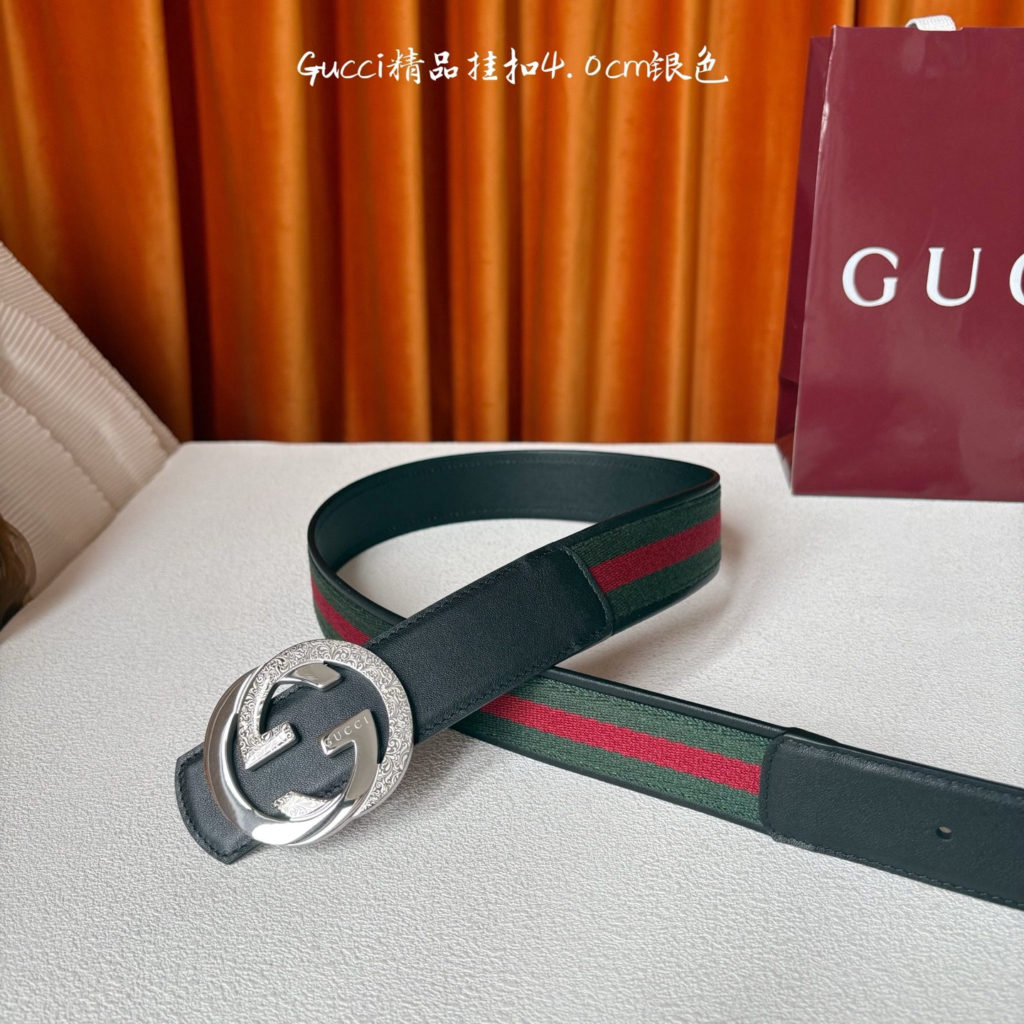 Gucci2025秋冬新作，这款腰带采用红绿织带与黑色牛皮革，搭配可拆卸互扣式双G搭扣，双面可用，潮流时