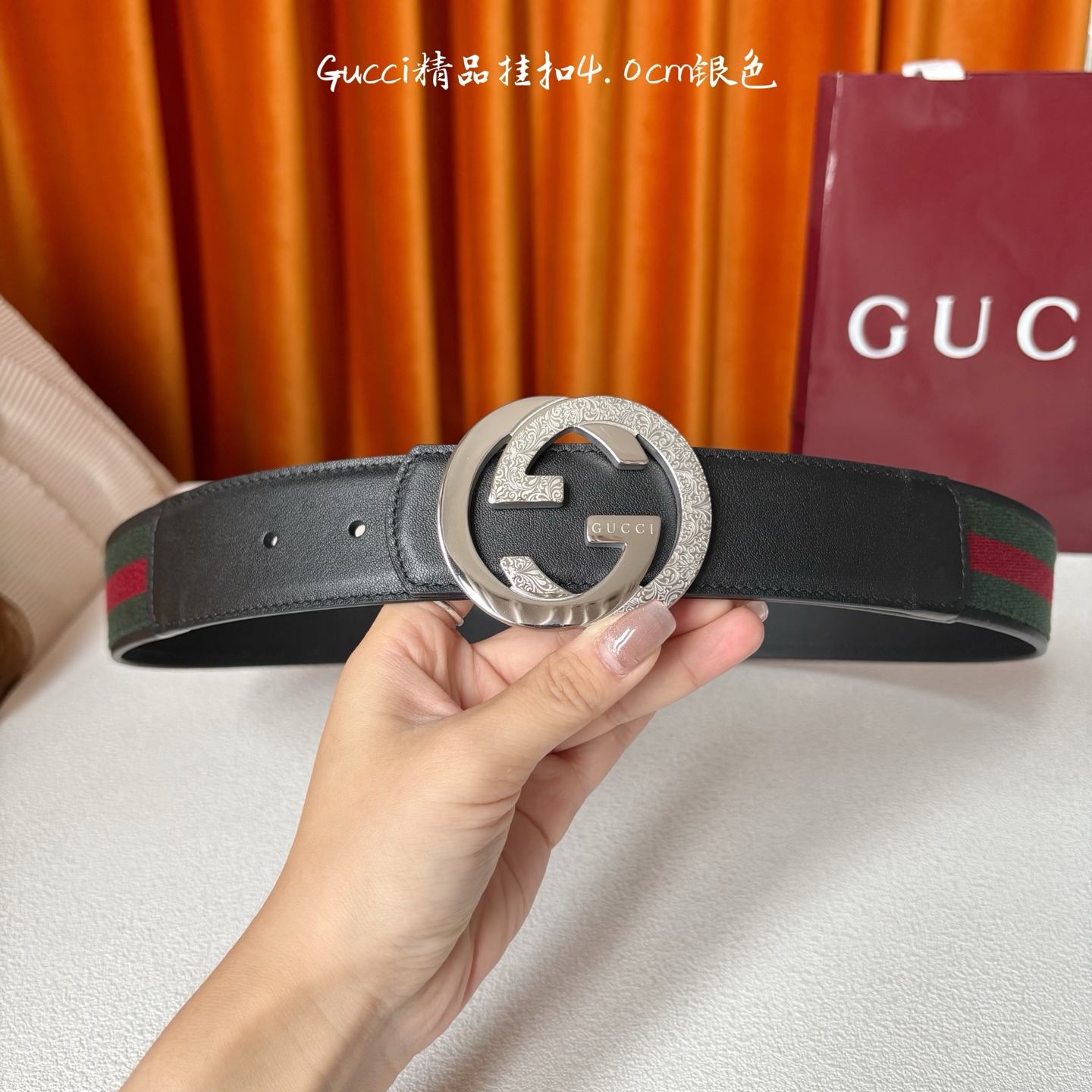Gucci2025秋冬新作，这款腰带采用红绿织带与黑色牛皮革，搭配可拆卸互扣式双G搭扣，双面可用，潮流时