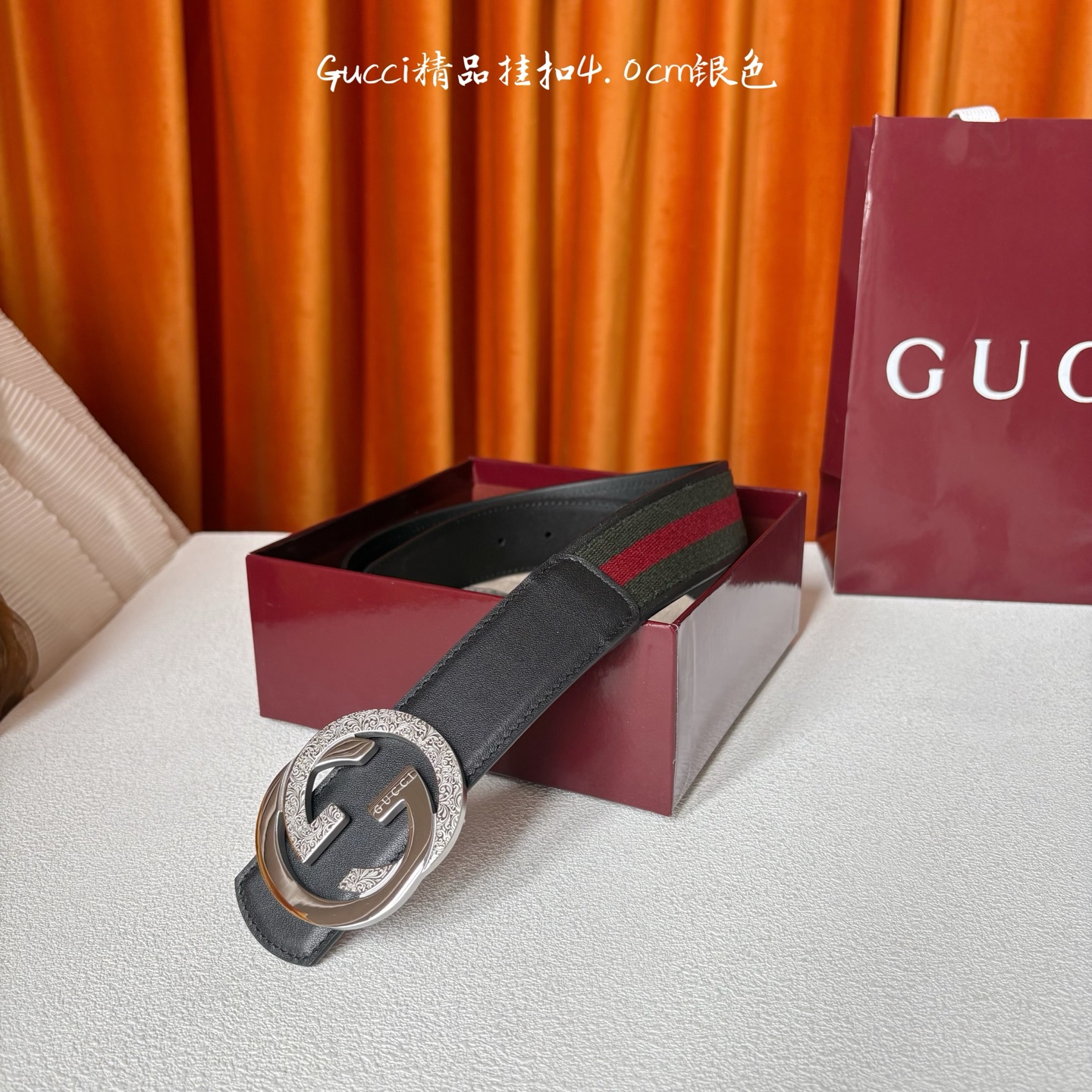 Gucci2025秋冬新作，这款腰带采用红绿织带与黑色牛皮革，搭配可拆卸互扣式双G搭扣，双面可用，潮流时