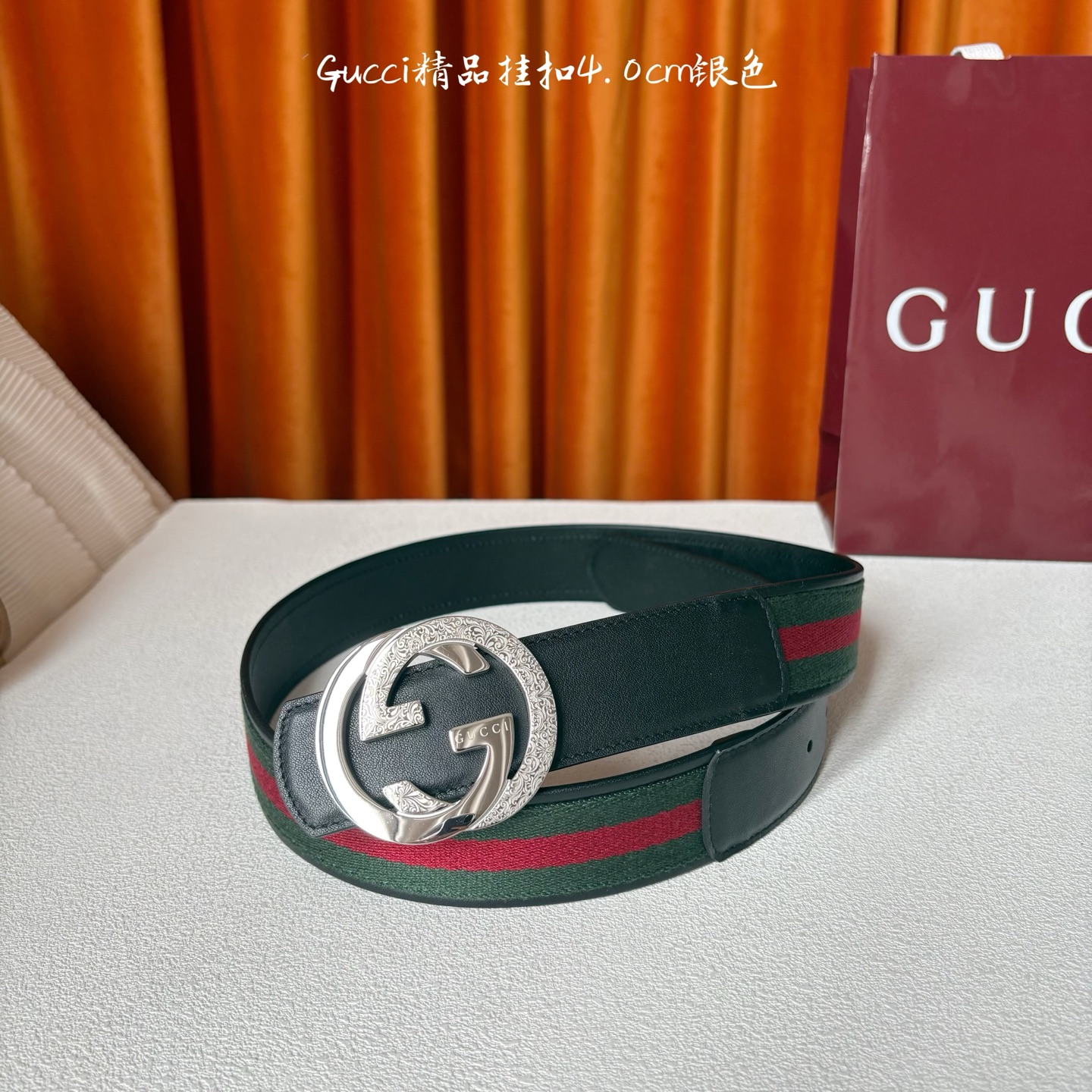 Gucci2025秋冬新作，这款腰带采用红绿织带与黑色牛皮革，搭配可拆卸互扣式双G搭扣，双面可用，潮流时