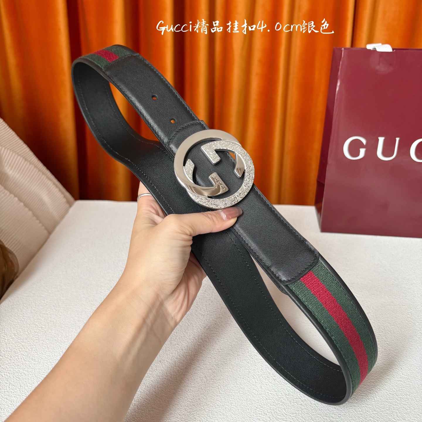 Gucci2025秋冬新作，这款腰带采用红绿织带与黑色牛皮革，搭配可拆卸互扣式双G搭扣，双面可用，潮流时