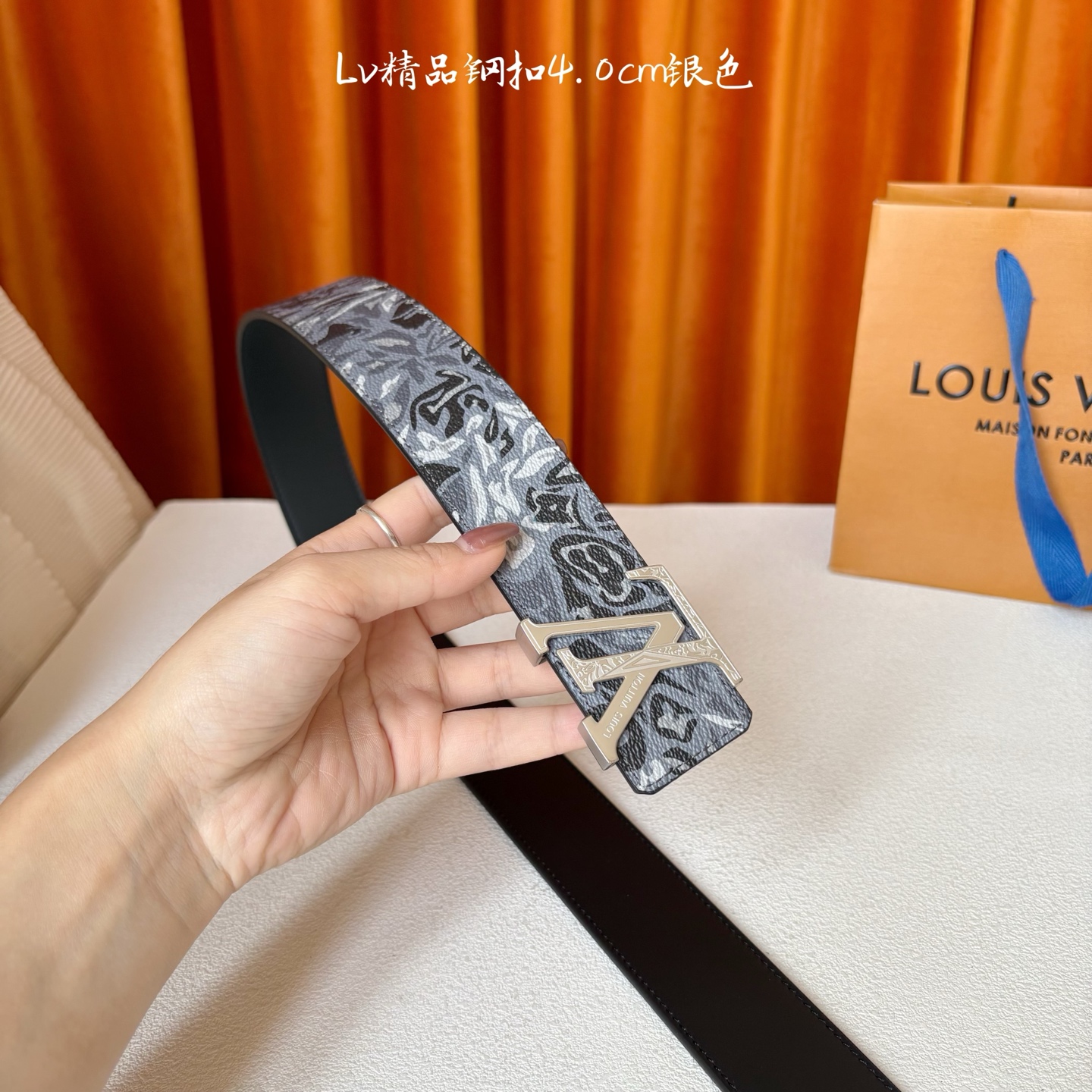 LV花卉迷彩40mm可两面用腰带是对户外爱好者男性主题的一次巧妙重新诠释。柔和的色调被转化为漩涡形状与品