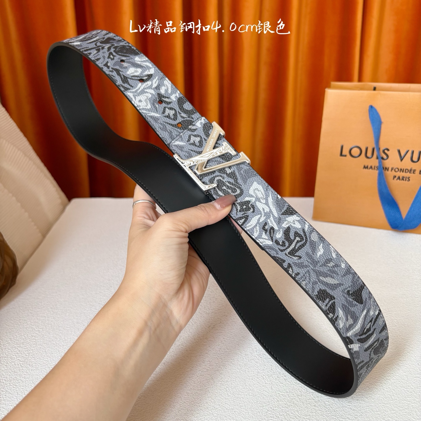 LV花卉迷彩40mm可两面用腰带是对户外爱好者男性主题的一次巧妙重新诠释。柔和的色调被转化为漩涡形状与品