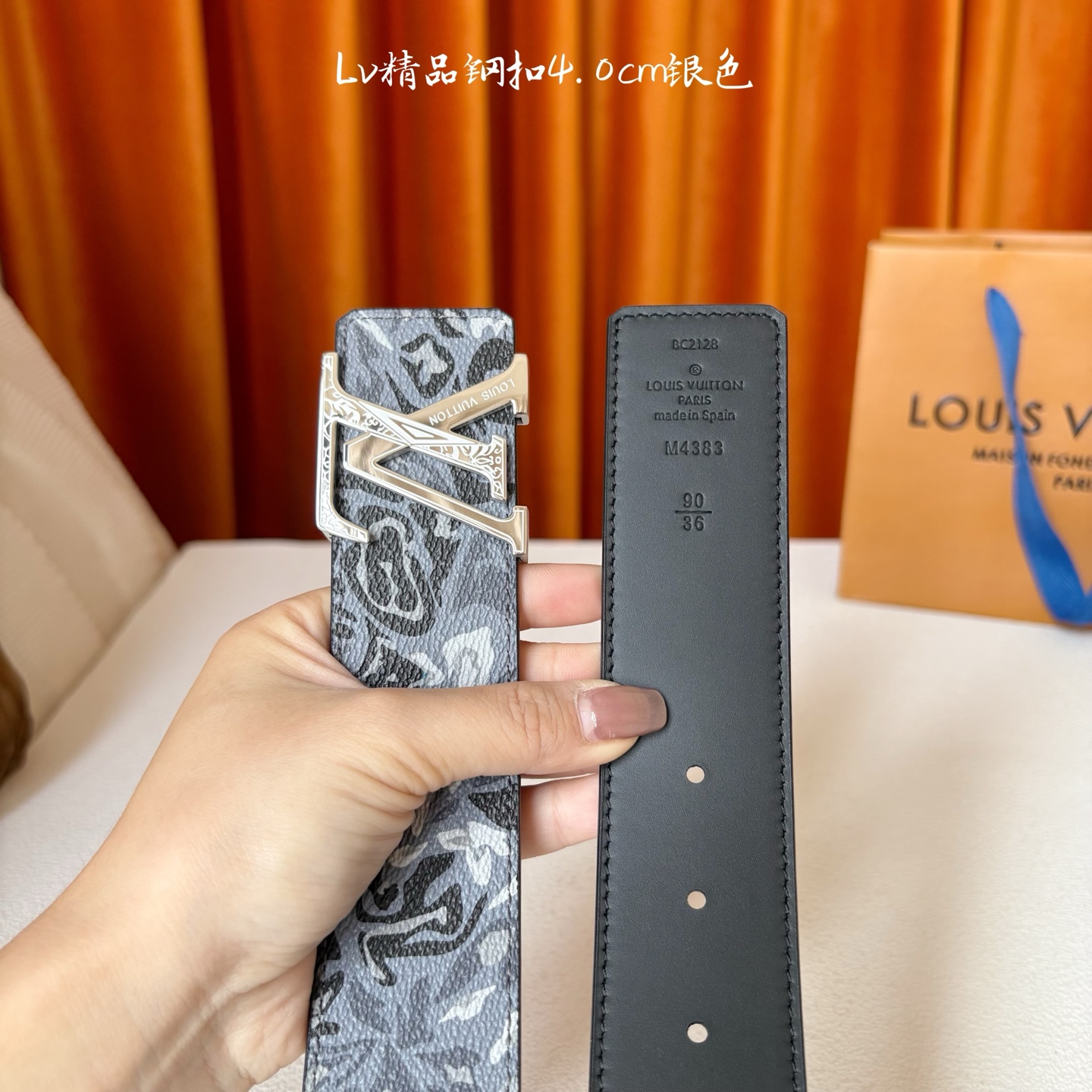 LV花卉迷彩40mm可两面用腰带是对户外爱好者男性主题的一次巧妙重新诠释。柔和的色调被转化为漩涡形状与品