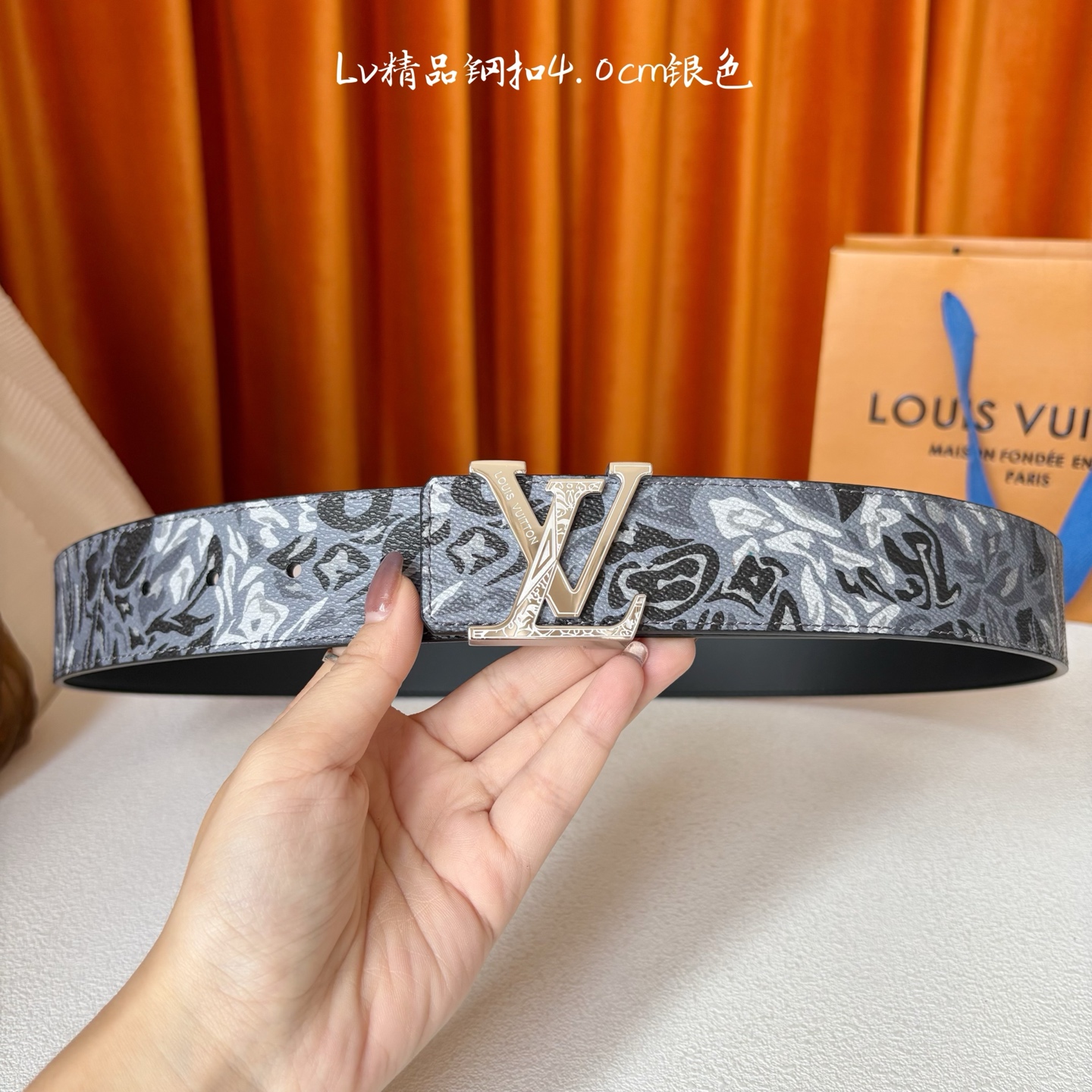 LV花卉迷彩40mm可两面用腰带是对户外爱好者男性主题的一次巧妙重新诠释。柔和的色调被转化为漩涡形状与品