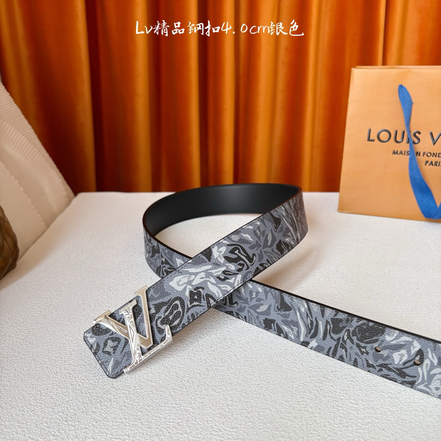LV花卉迷彩40mm可两面用腰带是对户外爱好者男性主题的一次巧妙重新诠释。柔和的色调被转化为漩涡形状与品