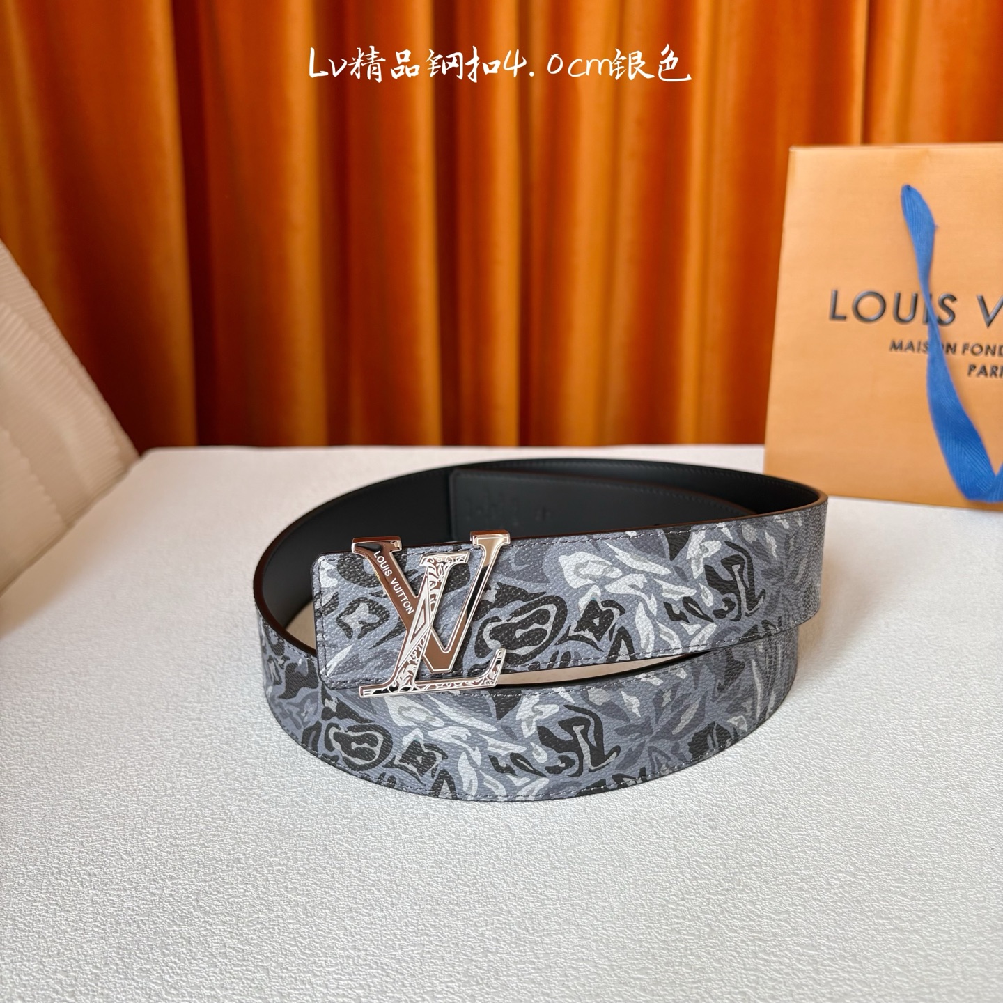 LV花卉迷彩40mm可两面用腰带是对户外爱好者男性主题的一次巧妙重新诠释。柔和的色调被转化为漩涡形状与品