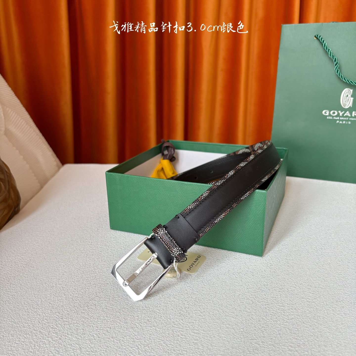 Goyard(戈雅)腰带源于法国奢侈品牌，设计风格简约低调，腰带身有标志性帆布搭配进口头层牛皮，腰带扣采