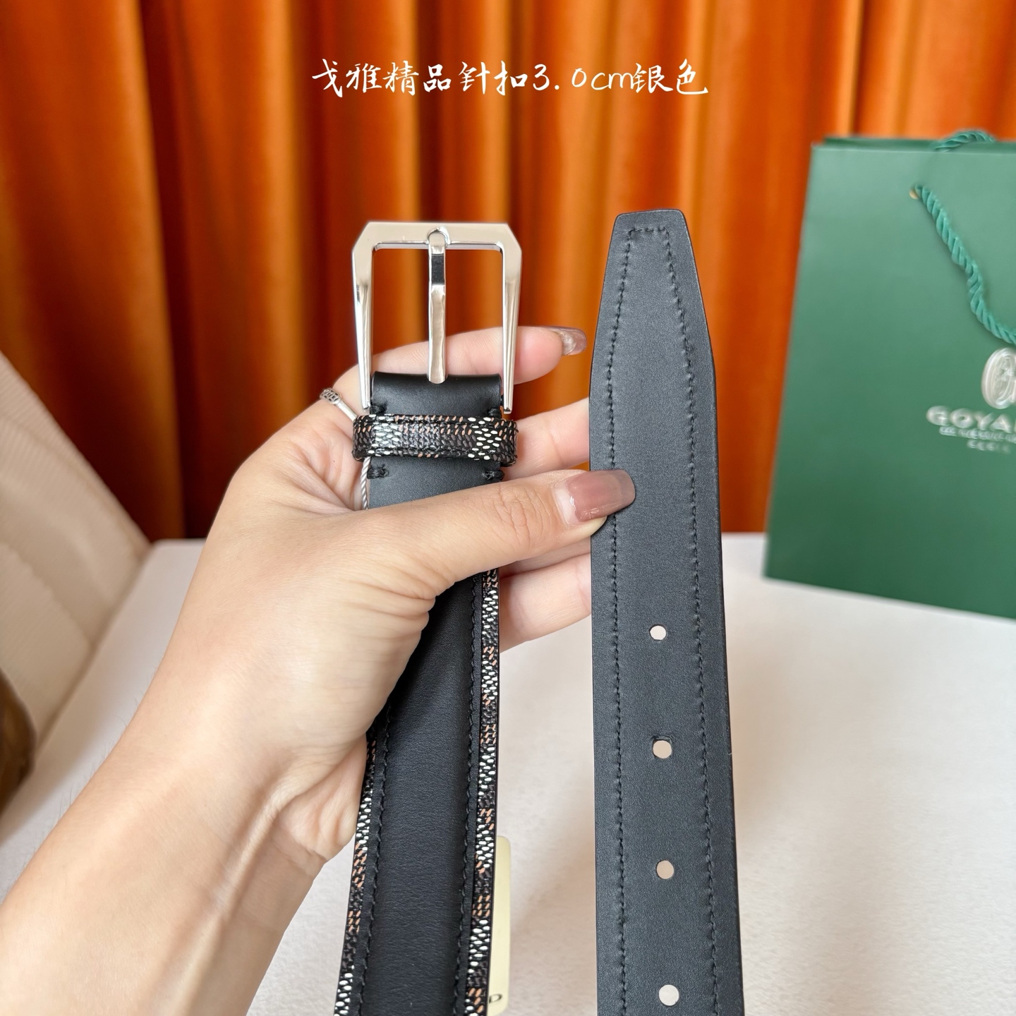 Goyard(戈雅)腰带源于法国奢侈品牌，设计风格简约低调，腰带身有标志性帆布搭配进口头层牛皮，腰带扣采