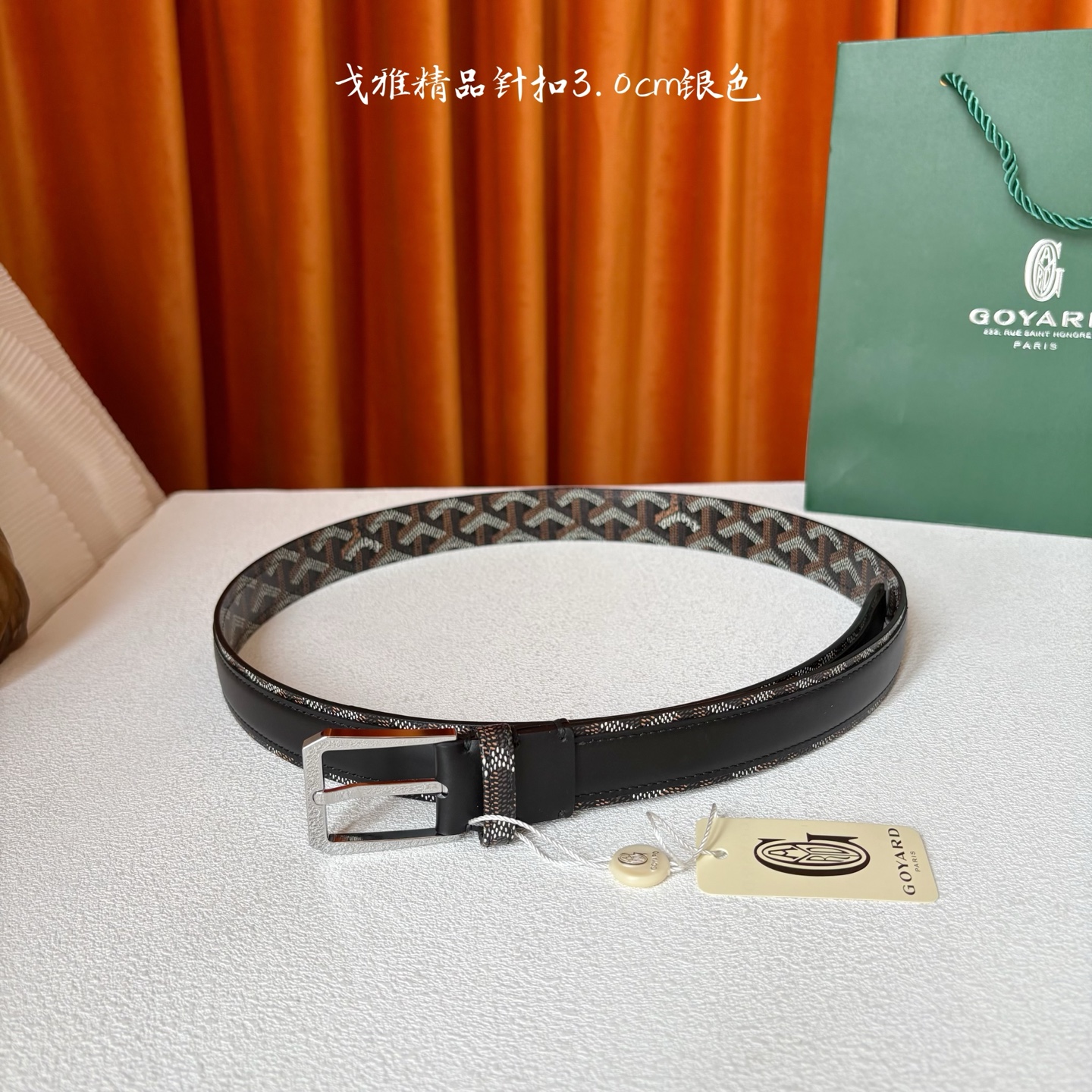 Goyard(戈雅)腰带源于法国奢侈品牌，设计风格简约低调，腰带身有标志性帆布搭配进口头层牛皮，腰带扣采