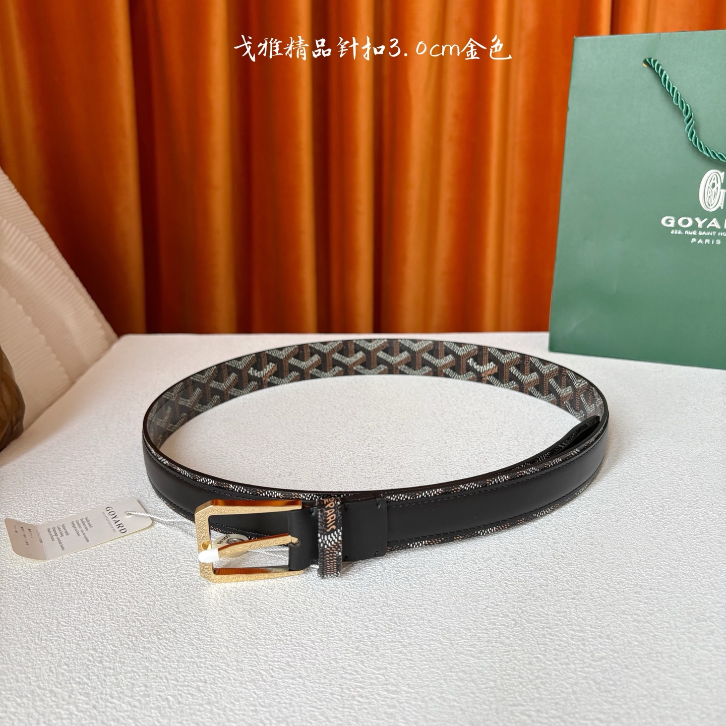Goyard(戈雅)腰带源于法国奢侈品牌，设计风格简约低调，腰带身有标志性帆布搭配进口头层牛皮，腰带扣采