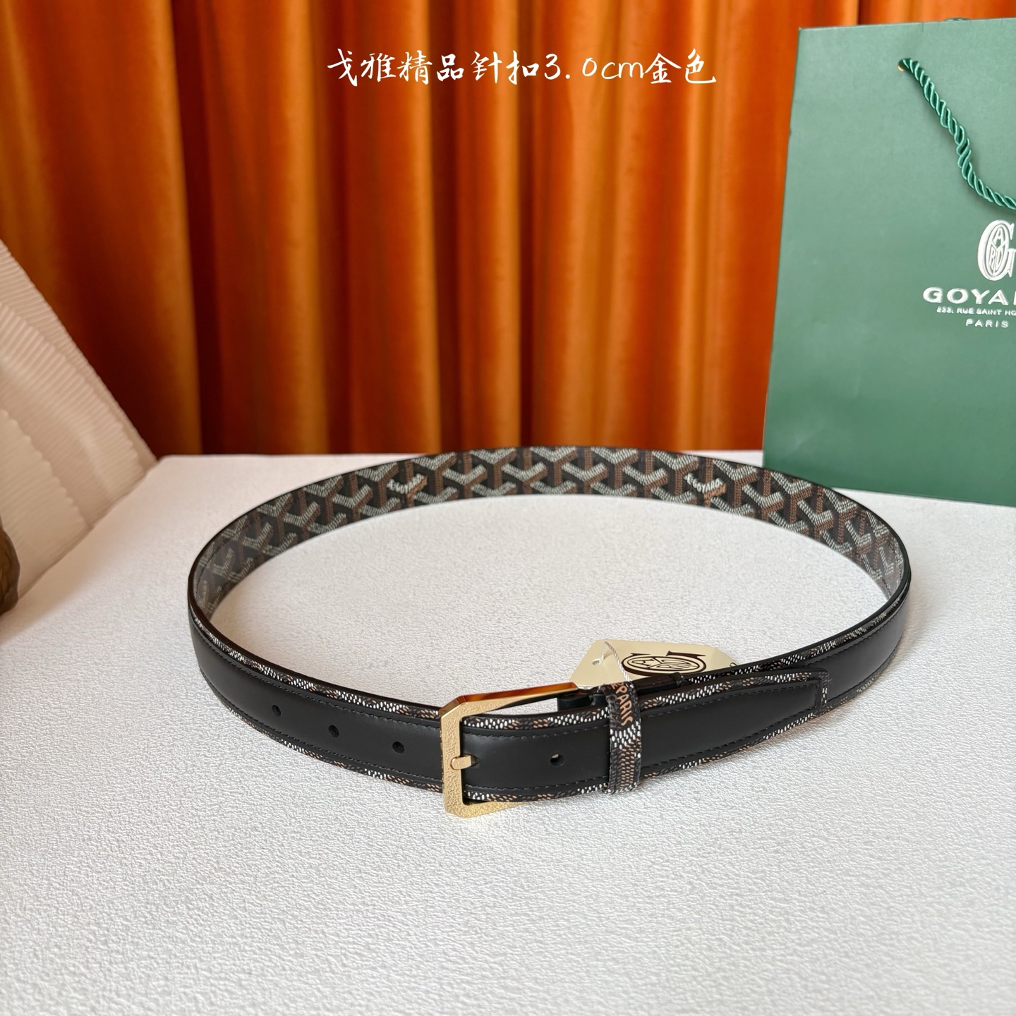 Goyard(戈雅)腰带源于法国奢侈品牌，设计风格简约低调，腰带身有标志性帆布搭配进口头层牛皮，腰带扣采
