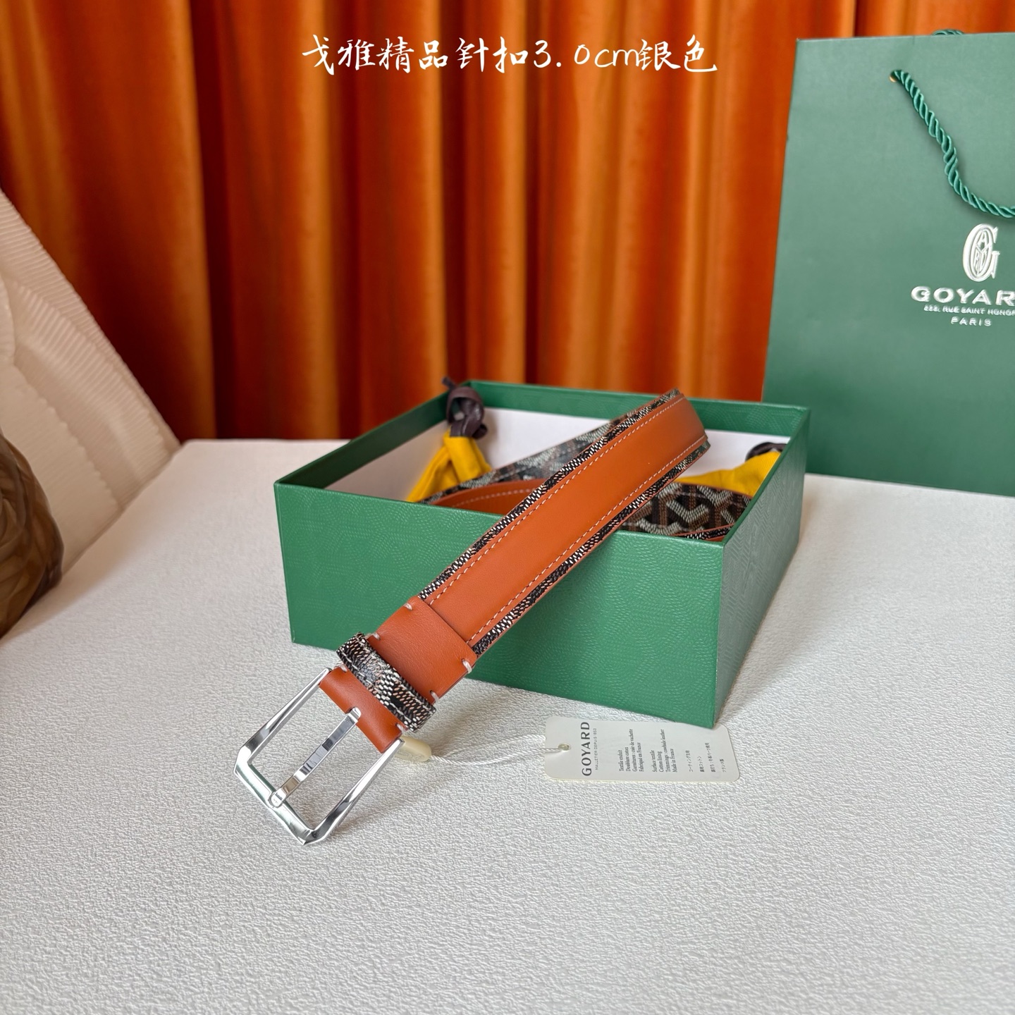Goyard(戈雅)腰带源于法国奢侈品牌，设计风格简约低调，腰带身有标志性帆布搭配进口头层牛皮，腰带扣采