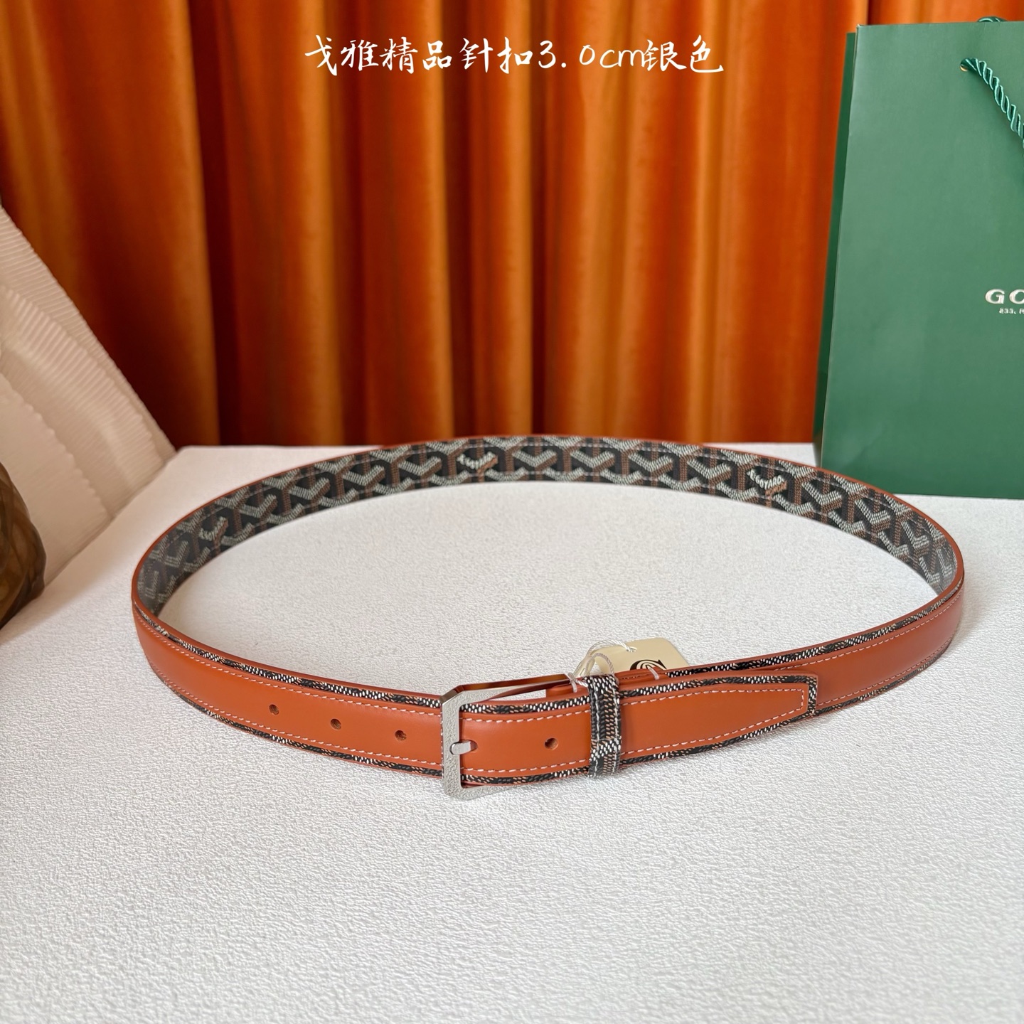 Goyard(戈雅)腰带源于法国奢侈品牌，设计风格简约低调，腰带身有标志性帆布搭配进口头层牛皮，腰带扣采