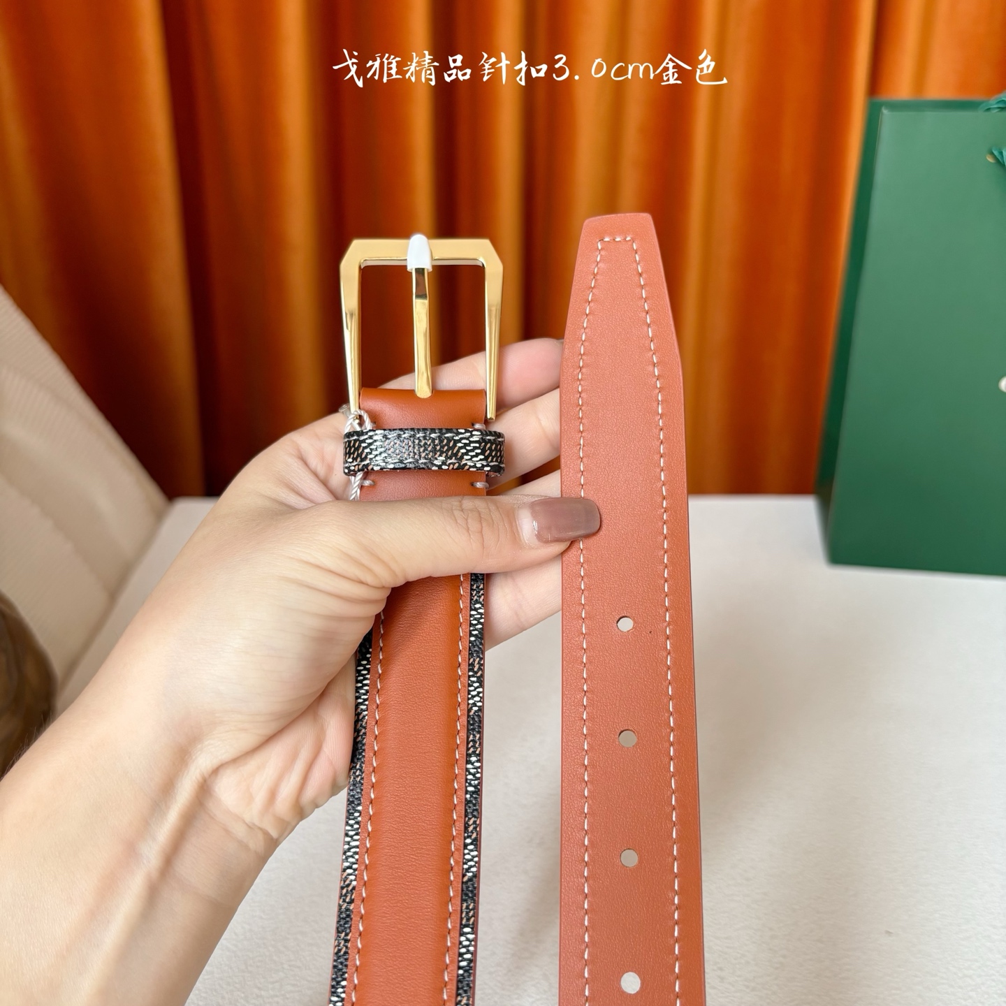 Goyard(戈雅)腰带源于法国奢侈品牌，设计风格简约低调，腰带身有标志性帆布搭配进口头层牛皮，腰带扣采