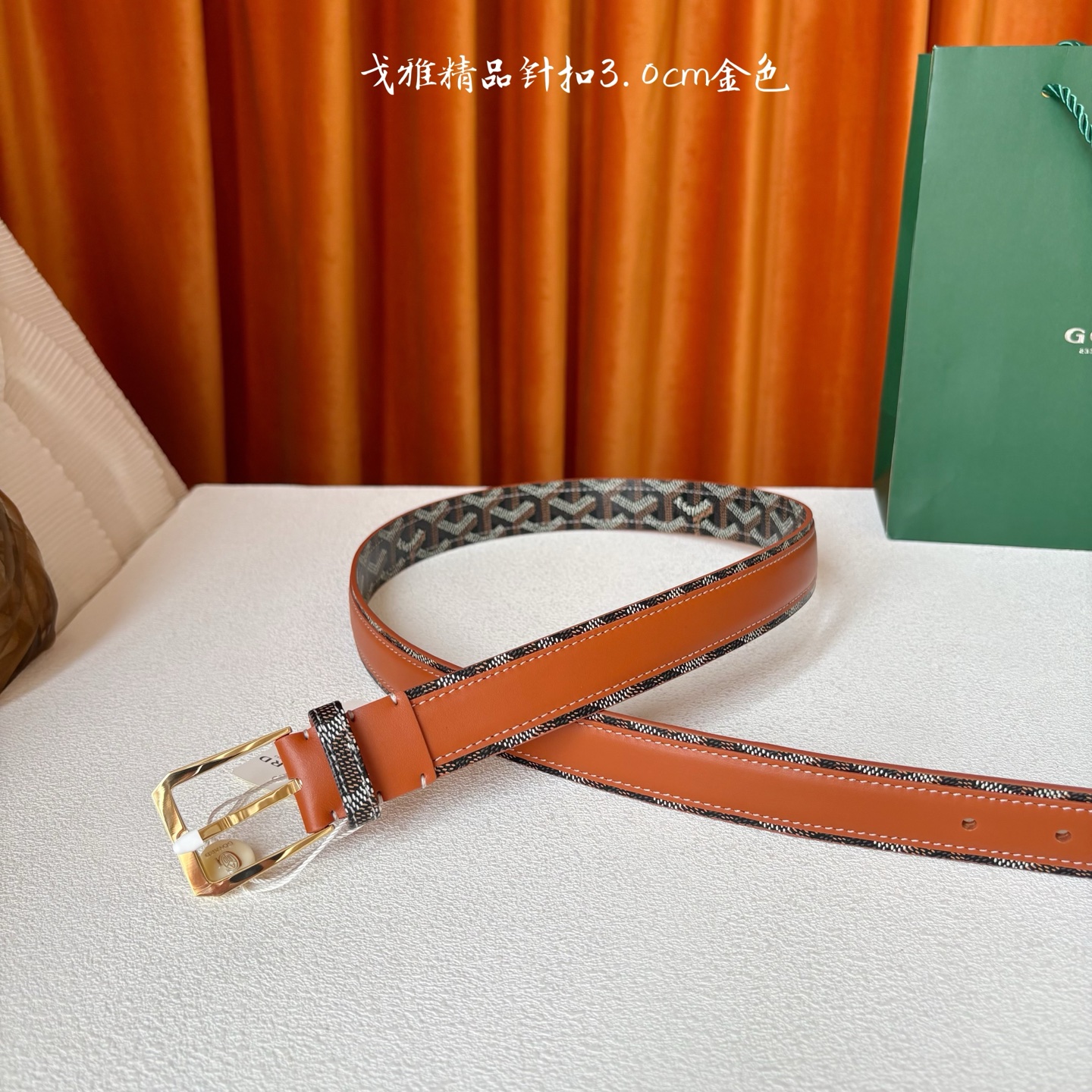 Goyard(戈雅)腰带源于法国奢侈品牌，设计风格简约低调，腰带身有标志性帆布搭配进口头层牛皮，腰带扣采