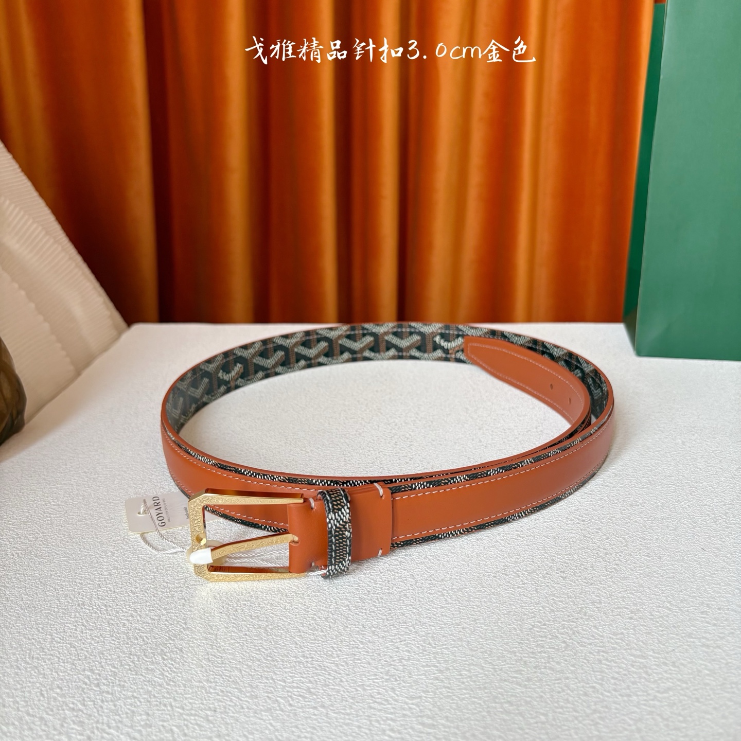 Goyard(戈雅)腰带源于法国奢侈品牌，设计风格简约低调，腰带身有标志性帆布搭配进口头层牛皮，腰带扣采