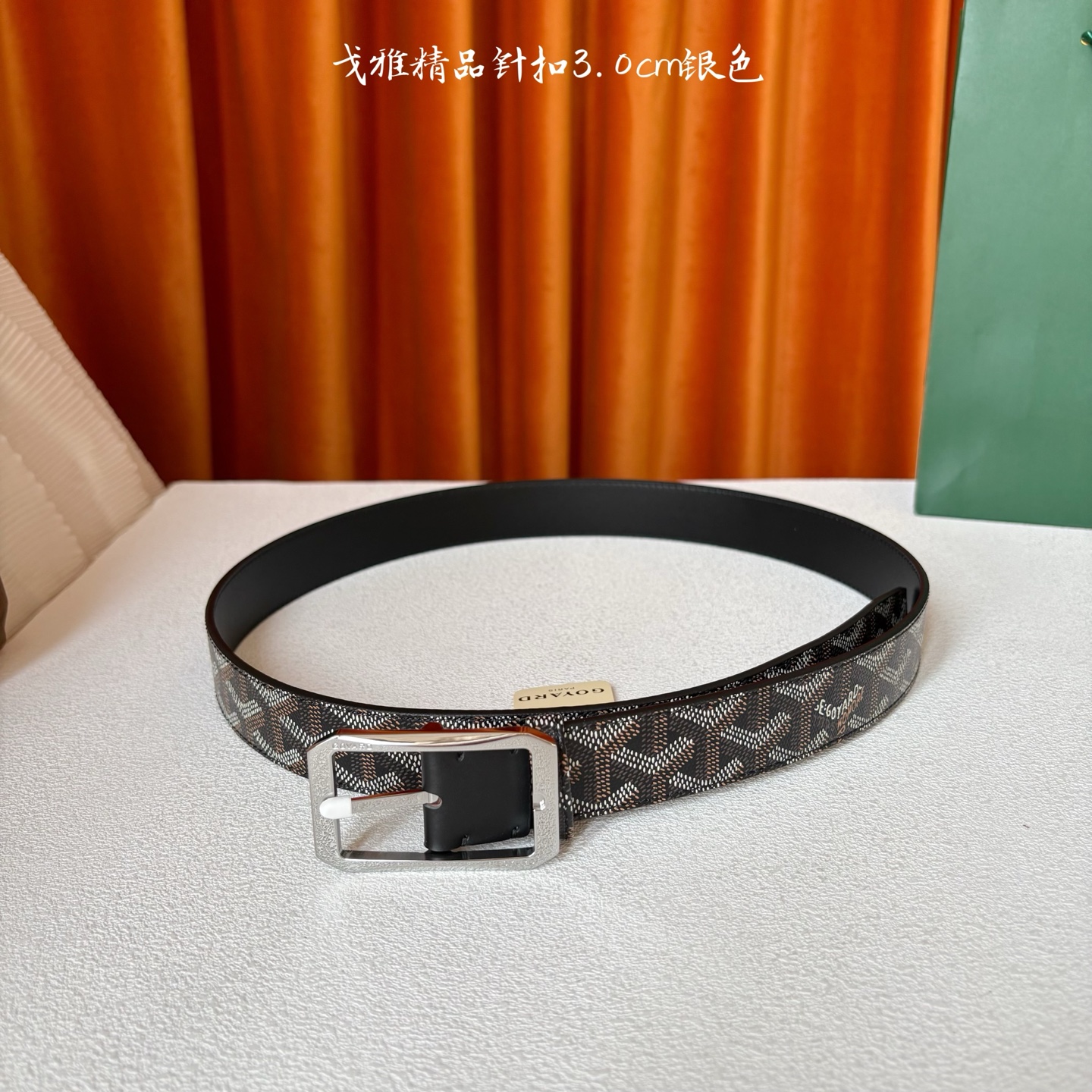 Goyard(戈雅)腰带源于法国奢侈品牌，设计风格简约低调，腰带身有标志性帆布搭配进口头层牛皮，腰带扣采