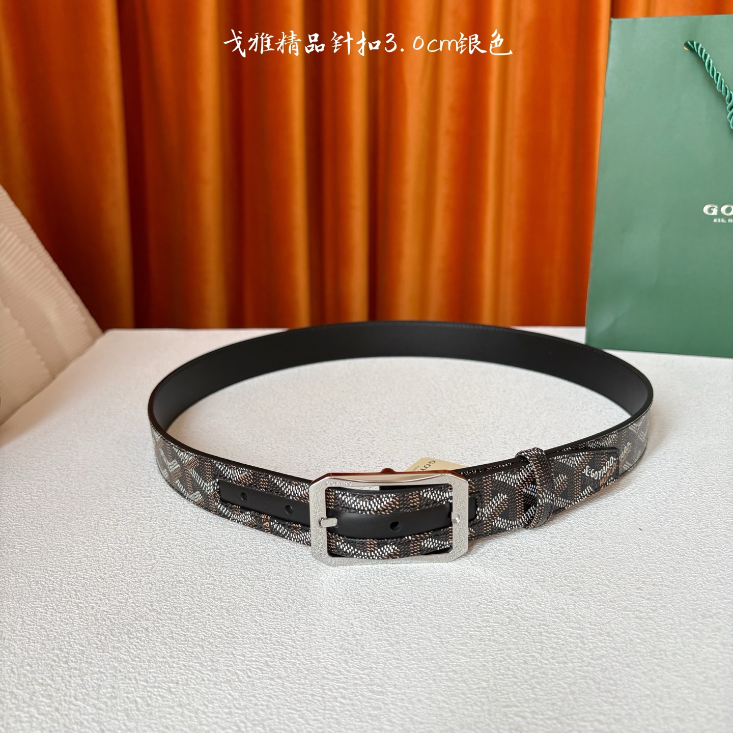 Goyard(戈雅)腰带源于法国奢侈品牌，设计风格简约低调，腰带身有标志性帆布搭配进口头层牛皮，腰带扣采